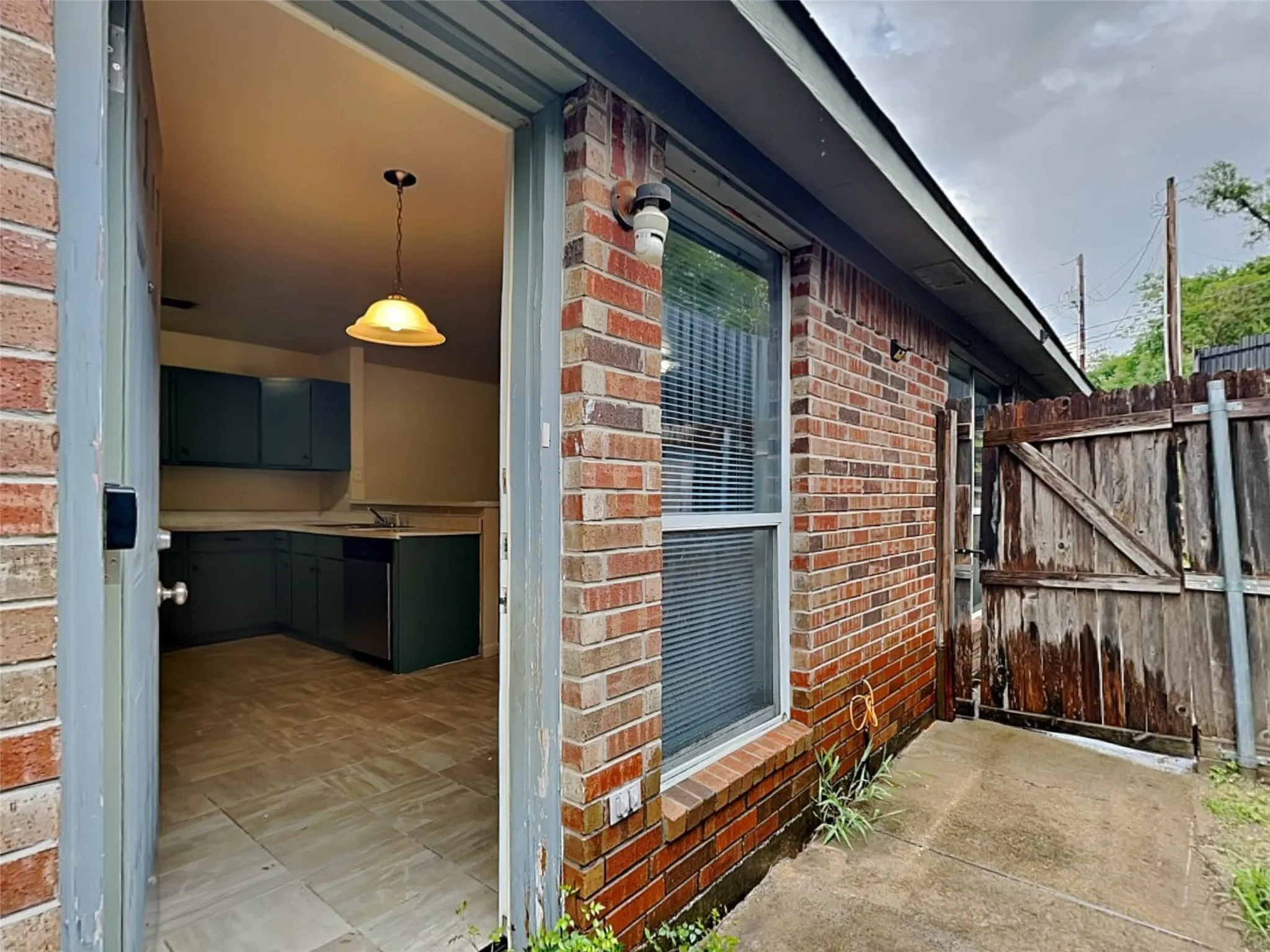 Single Family Residence For Rent in Tarrant County , 2955 Loving Avenue, Fort Worth, Texas 76106, 3 Bedroom, 2 Bathroom, Garage spaces, 2,256 Sqft, built in 2004, mls#21344271, Real Estate Agent in Fort Worth, Homes For Rent in Tarrant county, Homes For Rent in Fort Worth, Realtor in Fort Worth Texas, Real Estate Brokerage Independent Realty Texas, Luminita Cordes Realtor