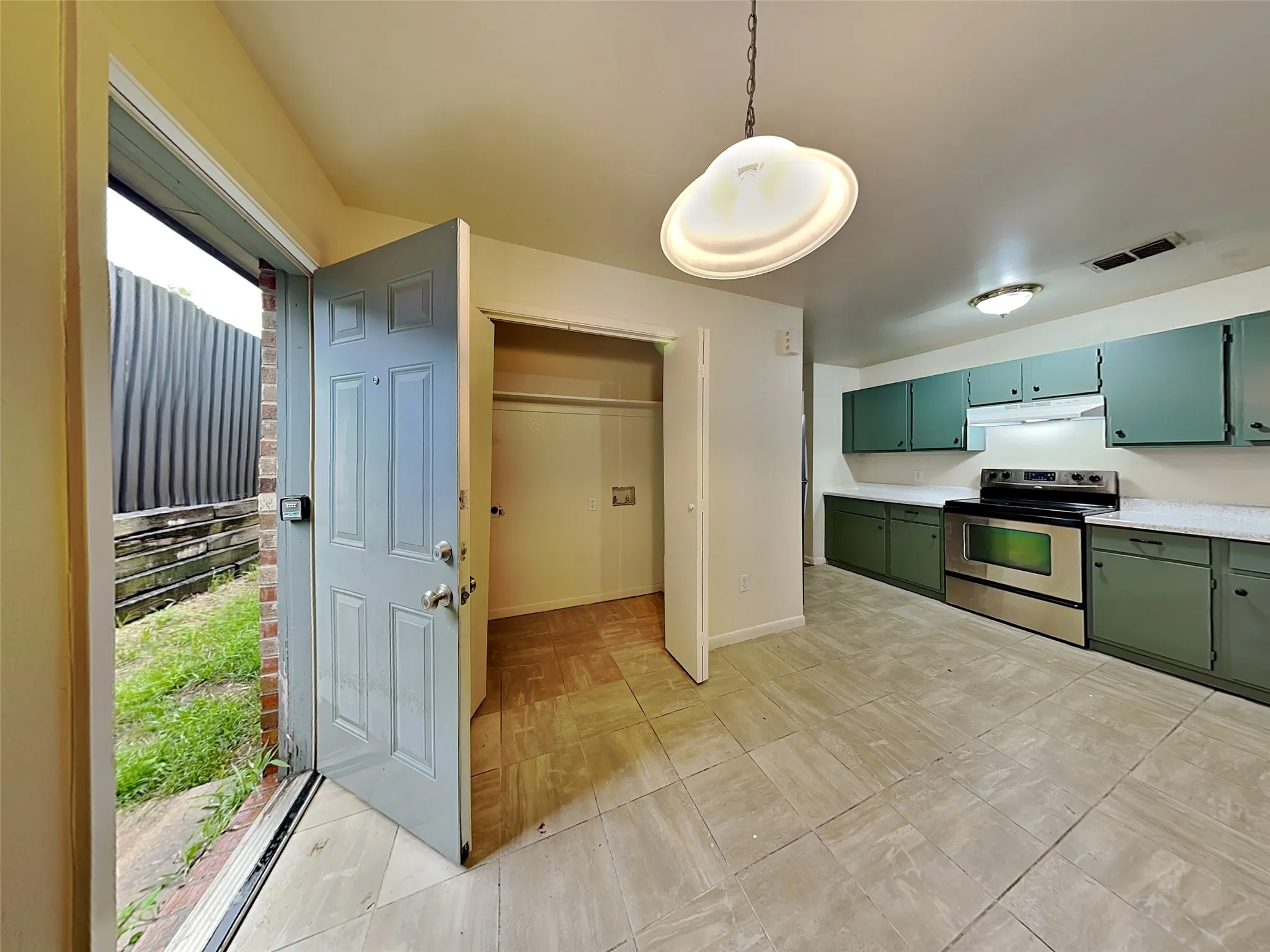 Single Family Residence For Rent in Tarrant County , 2955 Loving Avenue, Fort Worth, Texas 76106, 3 Bedroom, 2 Bathroom, Garage spaces, 2,256 Sqft, built in 2004, mls#21344271, Real Estate Agent in Fort Worth, Homes For Rent in Tarrant county, Homes For Rent in Fort Worth, Realtor in Fort Worth Texas, Real Estate Brokerage Independent Realty Texas, Luminita Cordes Realtor