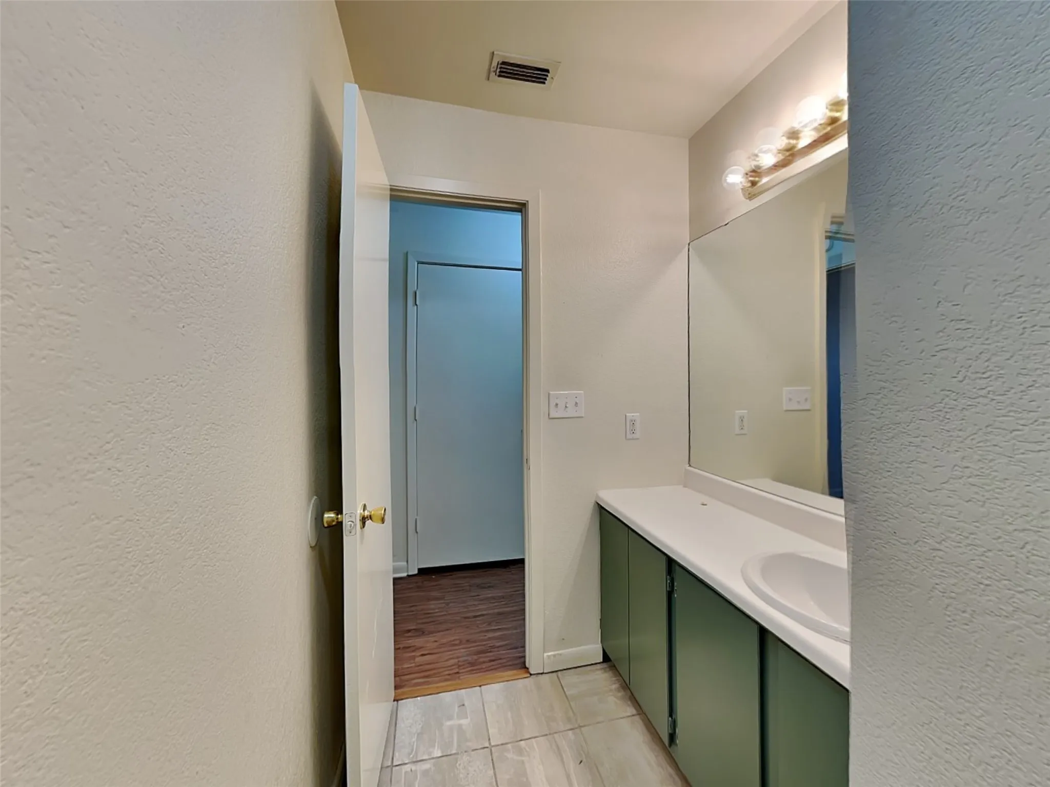 Single Family Residence For Rent in Tarrant County , 2955 Loving Avenue, Fort Worth, Texas 76106, 3 Bedroom, 2 Bathroom, Garage spaces, 2,256 Sqft, built in 2004, mls#21344271, Real Estate Agent in Fort Worth, Homes For Rent in Tarrant county, Homes For Rent in Fort Worth, Realtor in Fort Worth Texas, Real Estate Brokerage Independent Realty Texas, Luminita Cordes Realtor