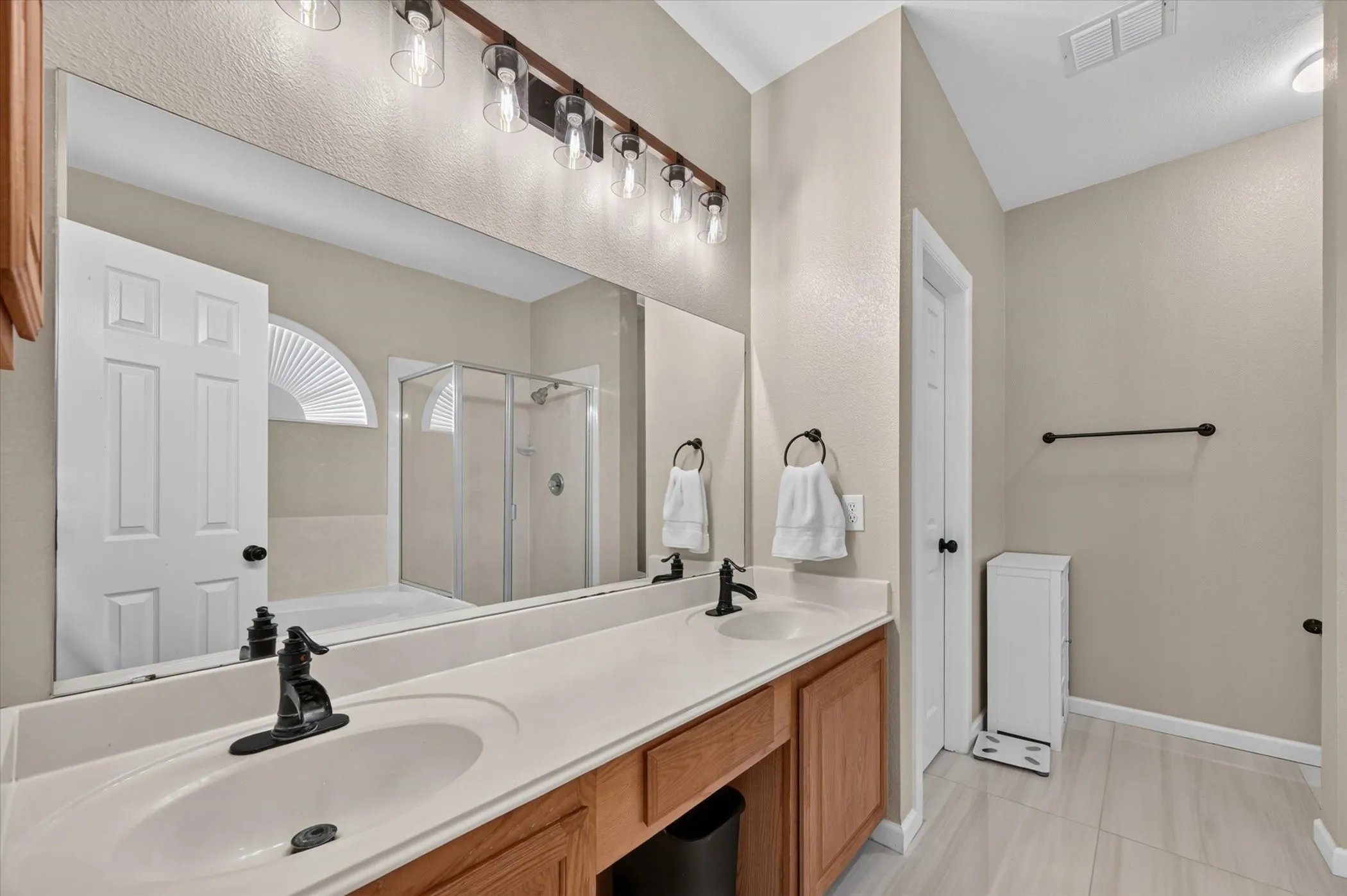 Single Family Residence For Sale in Denton County , 16157 Cowboy Trail, Fort Worth, Texas 76247, 4 Bedroom, 3 Bathroom, 2 Garage spaces, 2,611 Sqft, built in 2002, mls#21345462, Real Estate Agent in Fort Worth, Homes For Sale in Denton county, Homes For Sale in Fort Worth, Realtor in Fort Worth Texas, Real Estate Brokerage Independent Realty Texas, Luminita Cordes Realtor