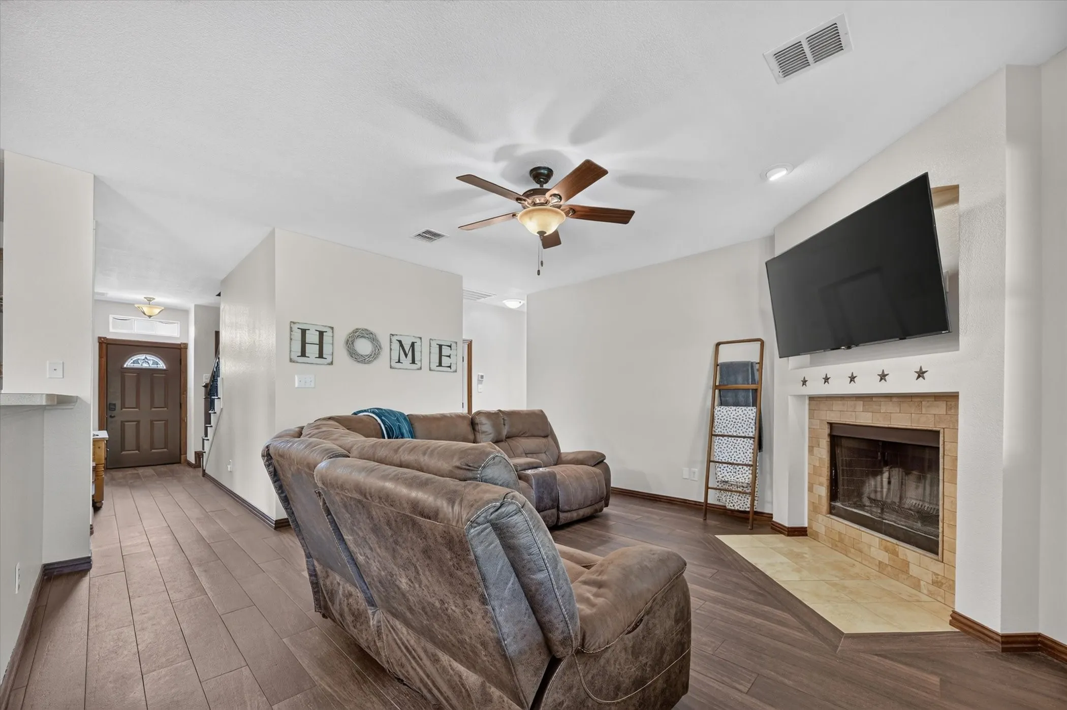 Single Family Residence For Sale in Denton County , 16157 Cowboy Trail, Fort Worth, Texas 76247, 4 Bedroom, 3 Bathroom, 2 Garage spaces, 2,611 Sqft, built in 2002, mls#21345462, Real Estate Agent in Fort Worth, Homes For Sale in Denton county, Homes For Sale in Fort Worth, Realtor in Fort Worth Texas, Real Estate Brokerage Independent Realty Texas, Luminita Cordes Realtor