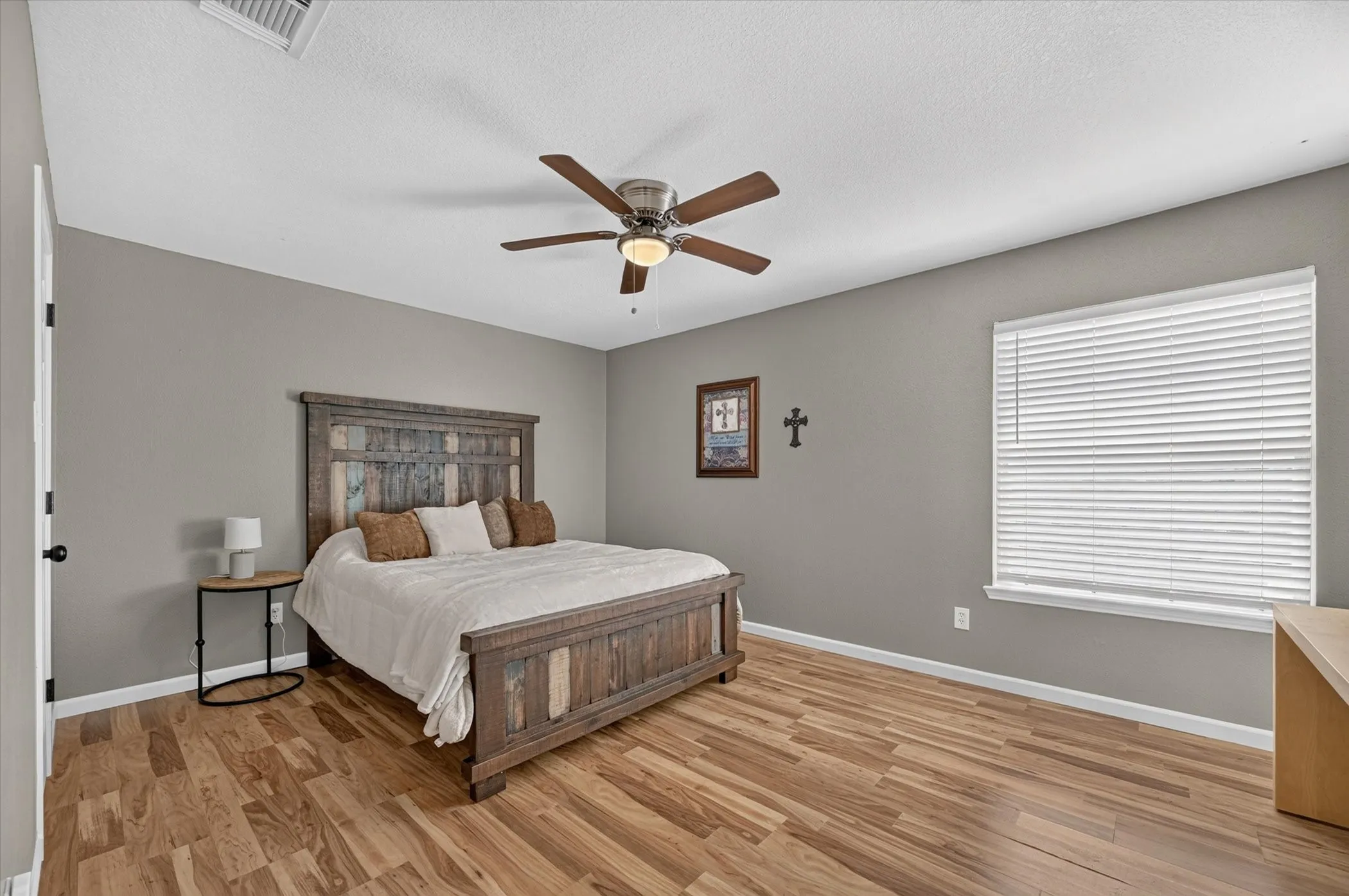 Single Family Residence For Sale in Denton County , 16157 Cowboy Trail, Fort Worth, Texas 76247, 4 Bedroom, 3 Bathroom, 2 Garage spaces, 2,611 Sqft, built in 2002, mls#21345462, Real Estate Agent in Fort Worth, Homes For Sale in Denton county, Homes For Sale in Fort Worth, Realtor in Fort Worth Texas, Real Estate Brokerage Independent Realty Texas, Luminita Cordes Realtor