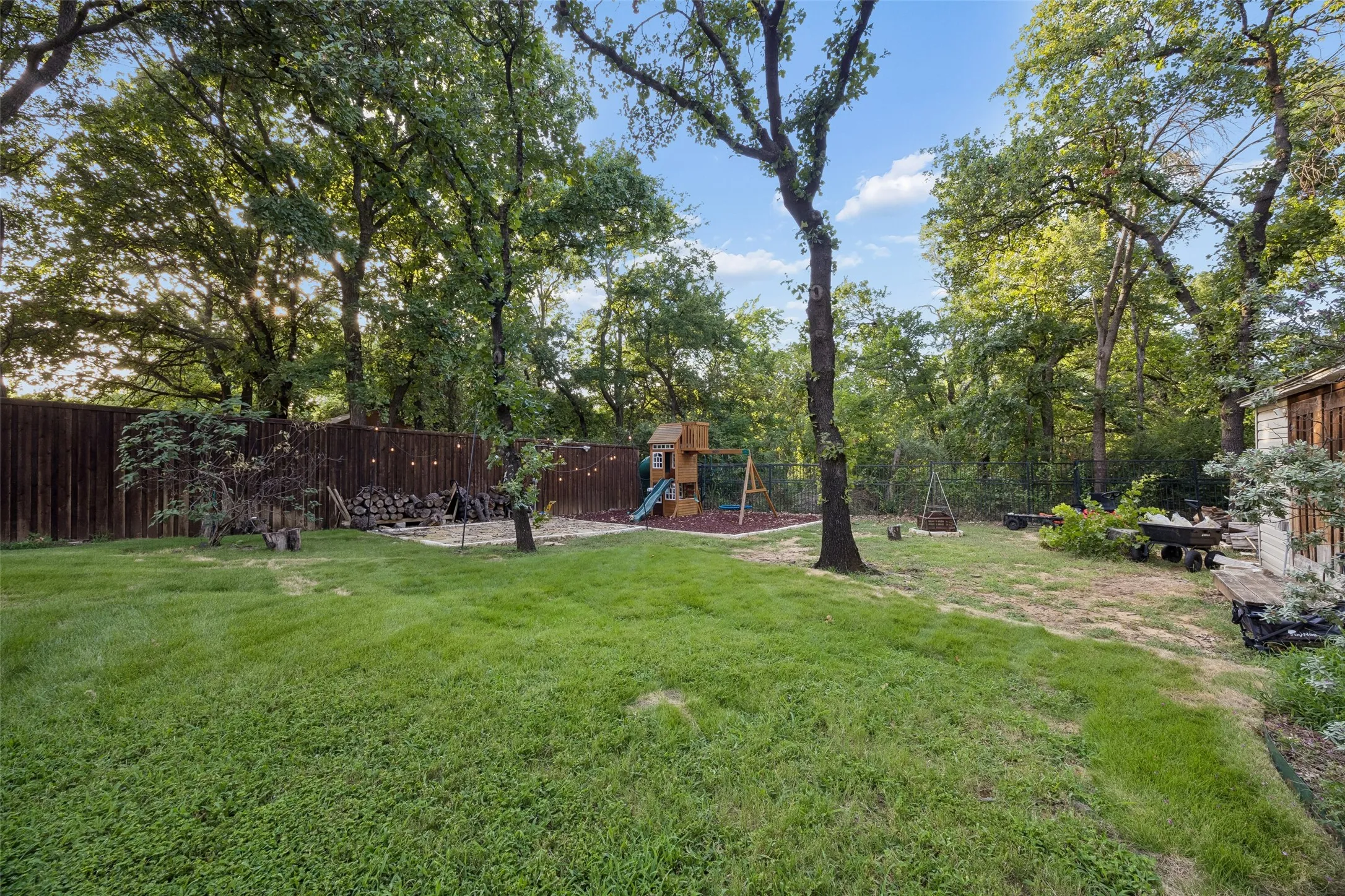 Single Family Residence For Sale in Denton County , 1145 Whispering Trail Circle, Lewisville, Texas 75067, 4 Bedroom, 3 Bathroom, 2 Garage spaces, 3,073 Sqft, built in 2002, mls#21345310, Real Estate Agent in Lewisville, Homes For Sale in Denton county, Homes For Sale in Lewisville, Realtor in Lewisville Texas, Real Estate Brokerage Independent Realty Texas, Luminita Cordes Realtor