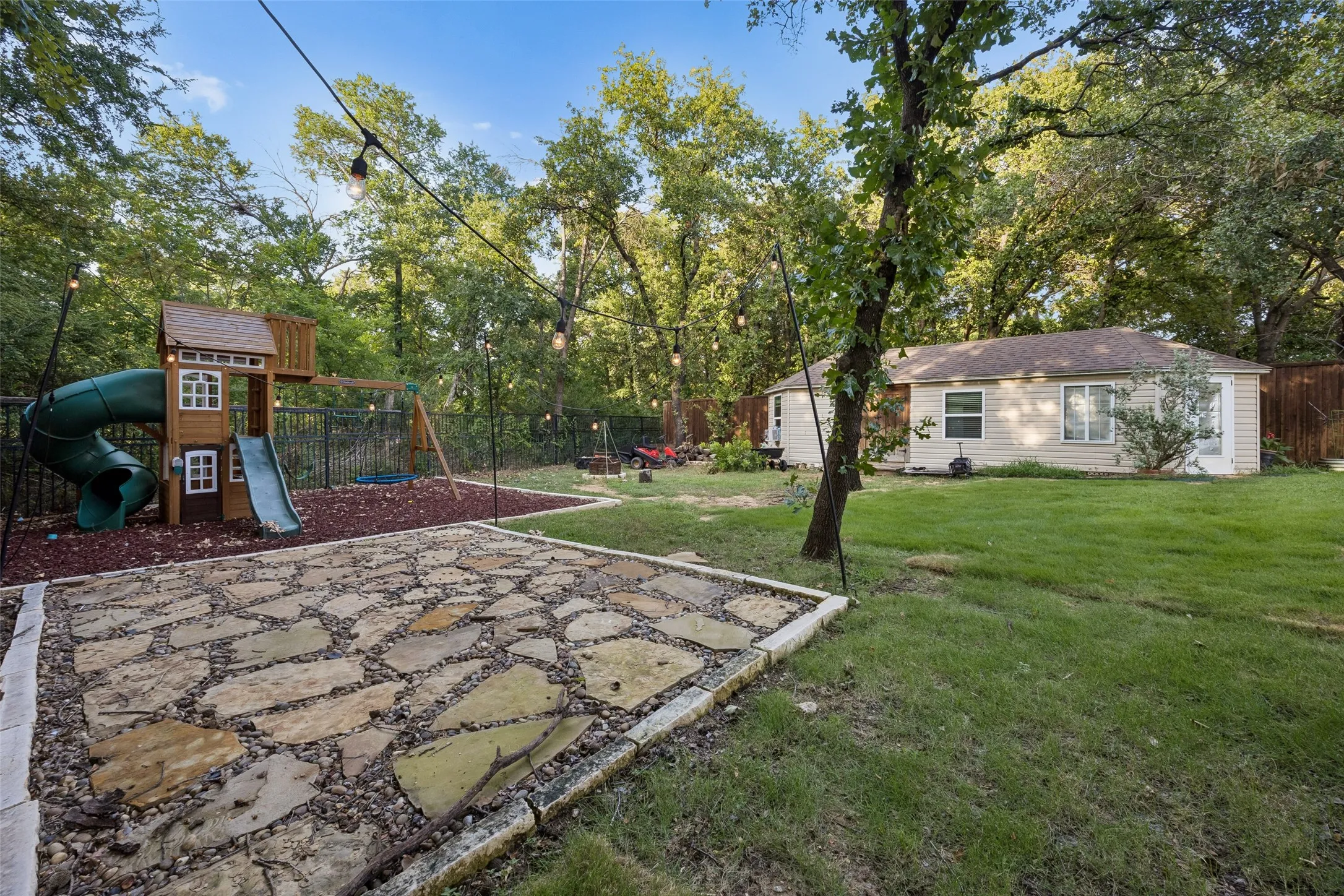 Single Family Residence For Sale in Denton County , 1145 Whispering Trail Circle, Lewisville, Texas 75067, 4 Bedroom, 3 Bathroom, 2 Garage spaces, 3,073 Sqft, built in 2002, mls#21345310, Real Estate Agent in Lewisville, Homes For Sale in Denton county, Homes For Sale in Lewisville, Realtor in Lewisville Texas, Real Estate Brokerage Independent Realty Texas, Luminita Cordes Realtor
