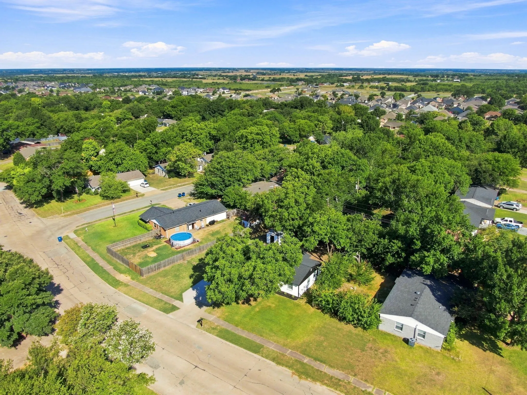Single Family Residence For Sale in Ellis County , 703 Casa Linda Street, Ennis, Texas 75119, 3 Bedroom, 2 Bathroom, 1 Garage spaces, 1,152 Sqft, built in 1961, mls#21342696, Real Estate Agent in Ennis, Homes For Sale in Ellis county, Homes For Sale in Ennis, Realtor in Ennis Texas, Real Estate Brokerage Independent Realty Texas, Luminita Cordes Realtor