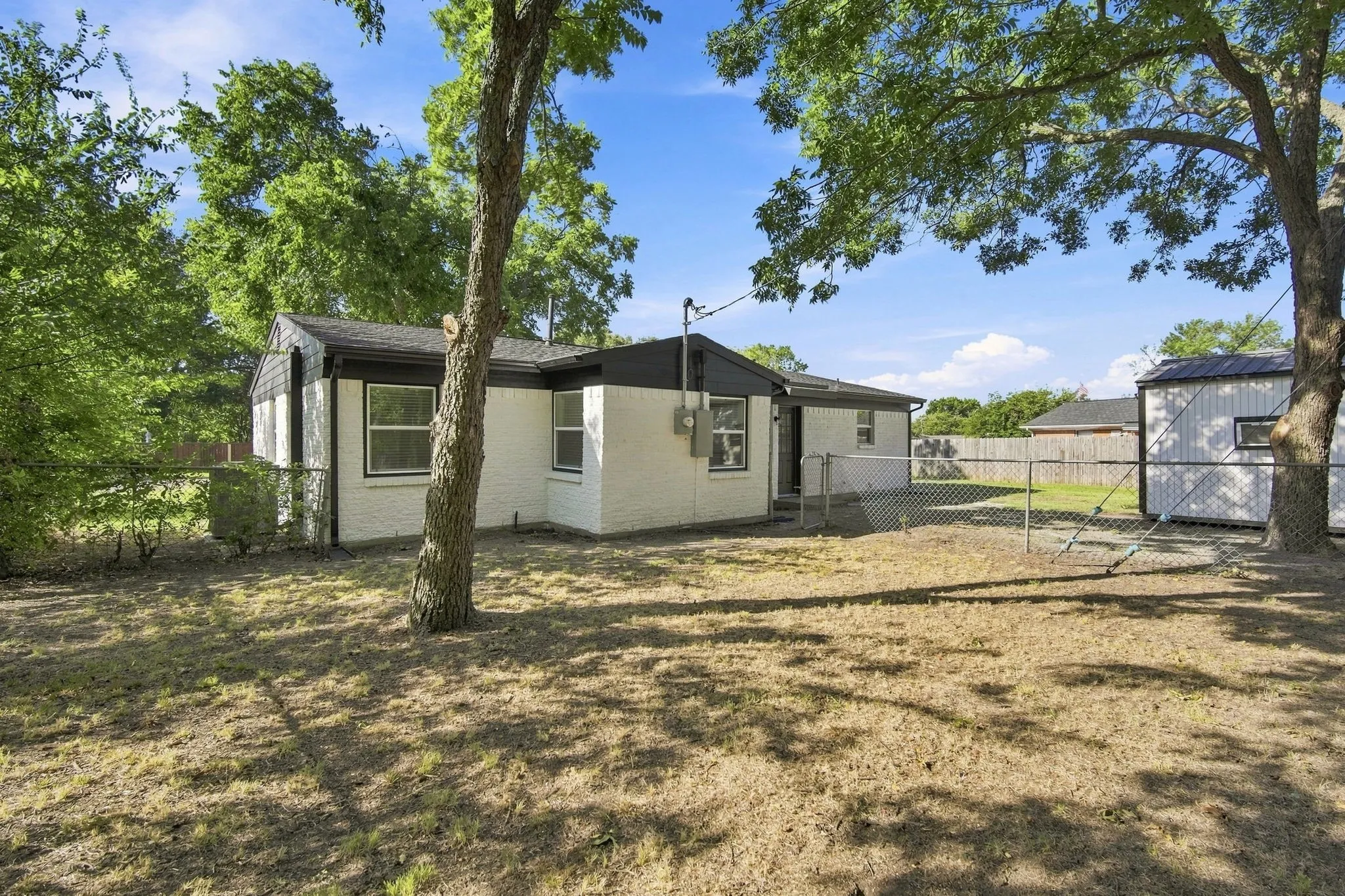Single Family Residence For Sale in Ellis County , 703 Casa Linda Street, Ennis, Texas 75119, 3 Bedroom, 2 Bathroom, 1 Garage spaces, 1,152 Sqft, built in 1961, mls#21342696, Real Estate Agent in Ennis, Homes For Sale in Ellis county, Homes For Sale in Ennis, Realtor in Ennis Texas, Real Estate Brokerage Independent Realty Texas, Luminita Cordes Realtor
