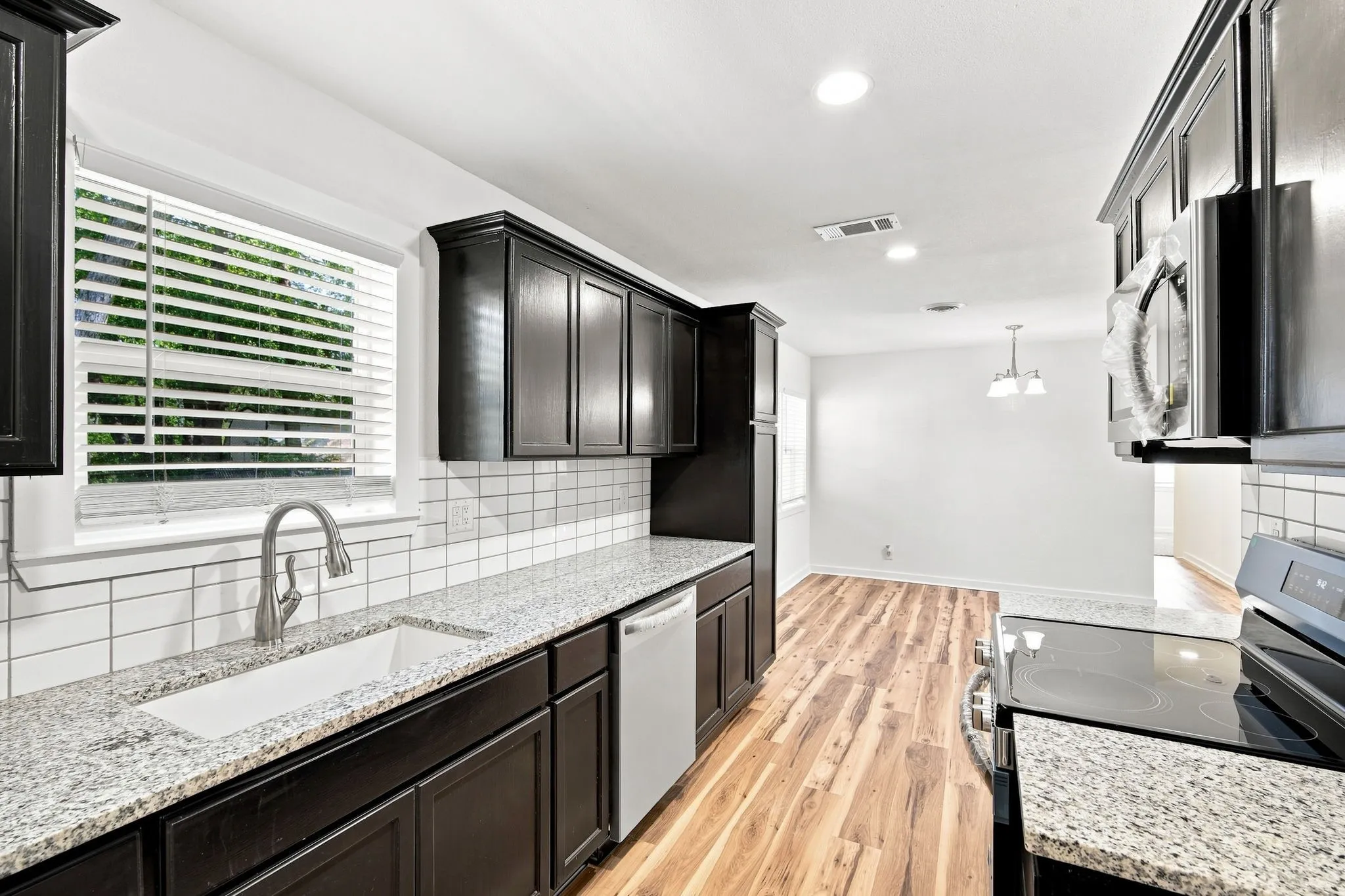 Single Family Residence For Sale in Ellis County , 703 Casa Linda Street, Ennis, Texas 75119, 3 Bedroom, 2 Bathroom, 1 Garage spaces, 1,152 Sqft, built in 1961, mls#21342696, Real Estate Agent in Ennis, Homes For Sale in Ellis county, Homes For Sale in Ennis, Realtor in Ennis Texas, Real Estate Brokerage Independent Realty Texas, Luminita Cordes Realtor