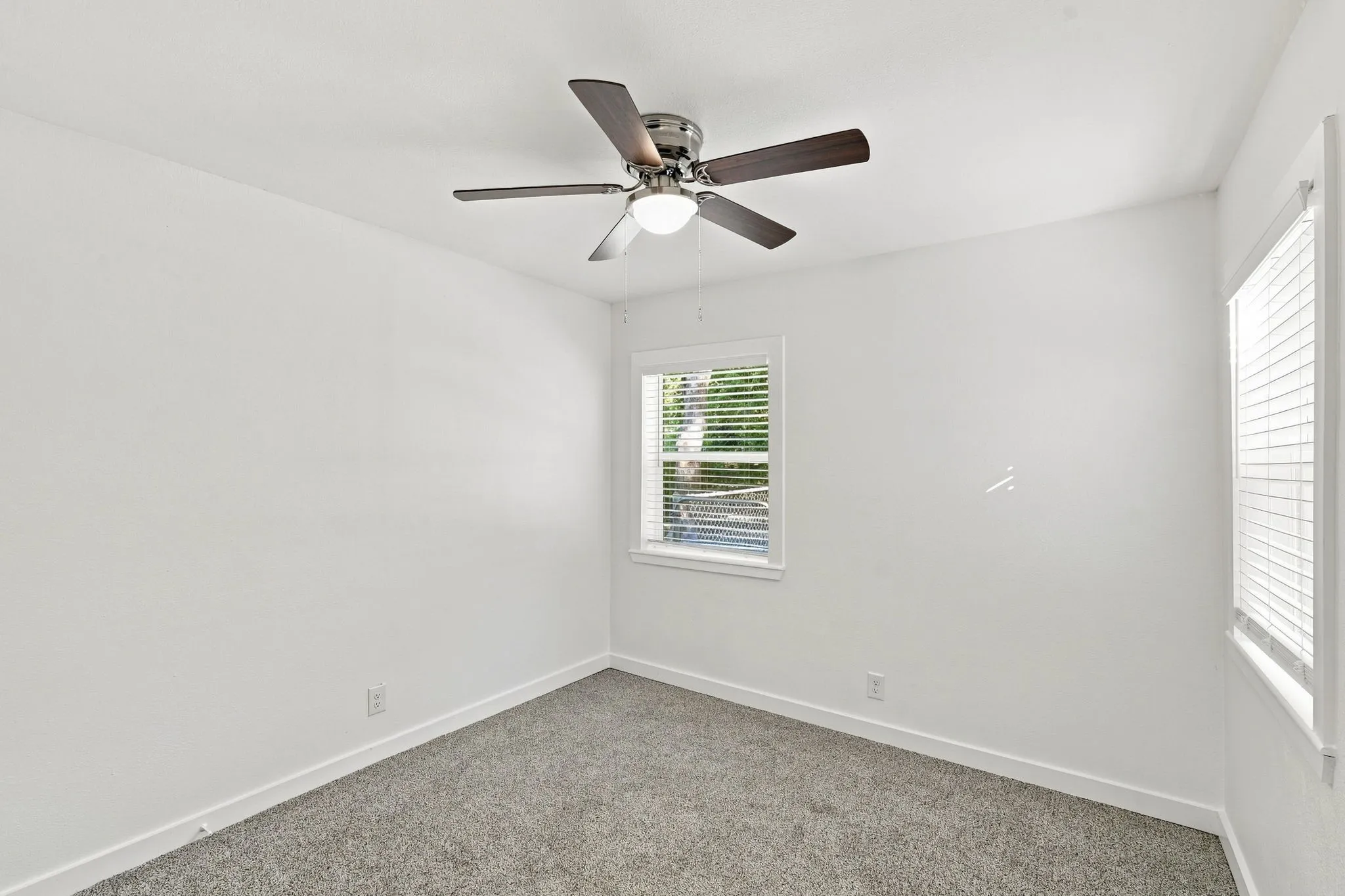 Single Family Residence For Sale in Ellis County , 703 Casa Linda Street, Ennis, Texas 75119, 3 Bedroom, 2 Bathroom, 1 Garage spaces, 1,152 Sqft, built in 1961, mls#21342696, Real Estate Agent in Ennis, Homes For Sale in Ellis county, Homes For Sale in Ennis, Realtor in Ennis Texas, Real Estate Brokerage Independent Realty Texas, Luminita Cordes Realtor