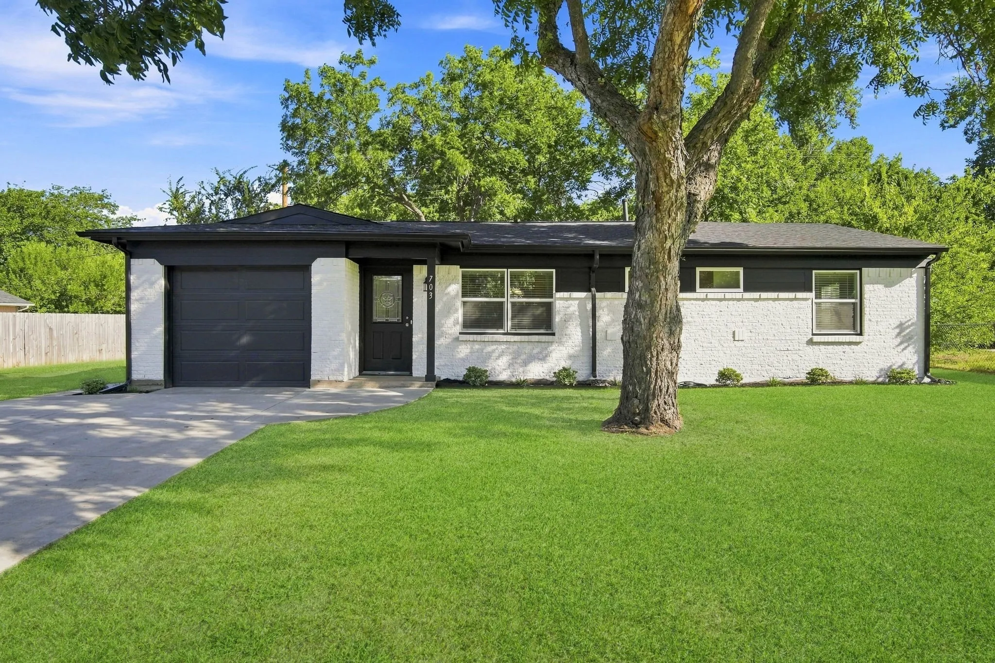 Single Family Residence For Sale in Ellis County , 703 Casa Linda Street, Ennis, Texas 75119, 3 Bedroom, 2 Bathroom, 1 Garage spaces, 1,152 Sqft, built in 1961, mls#21342696, Real Estate Agent in Ennis, Homes For Sale in Ellis county, Homes For Sale in Ennis, Realtor in Ennis Texas, Real Estate Brokerage Independent Realty Texas, Luminita Cordes Realtor