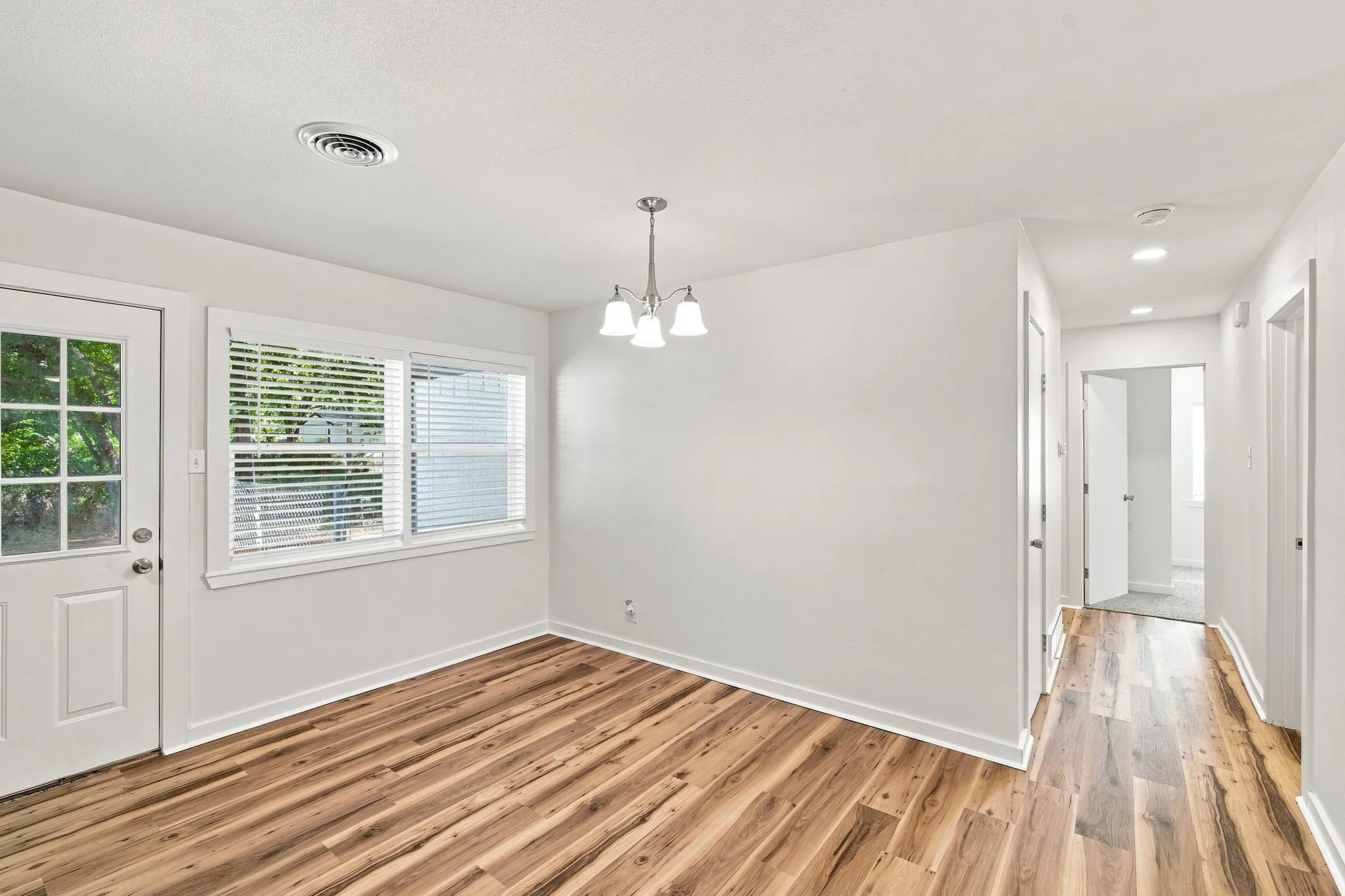 Single Family Residence For Sale in Ellis County , 703 Casa Linda Street, Ennis, Texas 75119, 3 Bedroom, 2 Bathroom, 1 Garage spaces, 1,152 Sqft, built in 1961, mls#21342696, Real Estate Agent in Ennis, Homes For Sale in Ellis county, Homes For Sale in Ennis, Realtor in Ennis Texas, Real Estate Brokerage Independent Realty Texas, Luminita Cordes Realtor