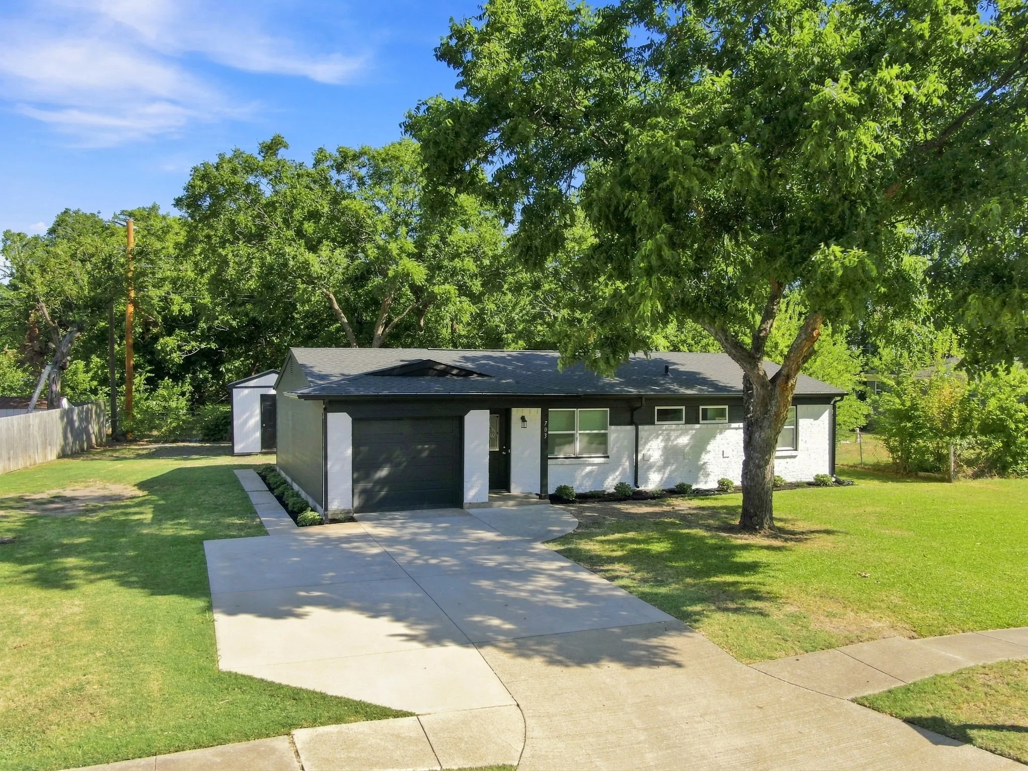 Single Family Residence For Sale in Ellis County , 703 Casa Linda Street, Ennis, Texas 75119, 3 Bedroom, 2 Bathroom, 1 Garage spaces, 1,152 Sqft, built in 1961, mls#21342696, Real Estate Agent in Ennis, Homes For Sale in Ellis county, Homes For Sale in Ennis, Realtor in Ennis Texas, Real Estate Brokerage Independent Realty Texas, Luminita Cordes Realtor