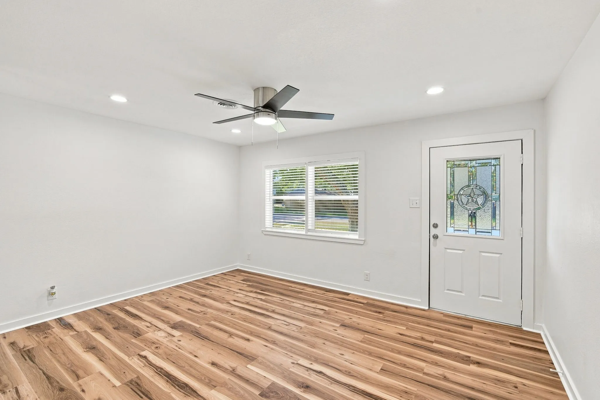 Single Family Residence For Sale in Ellis County , 703 Casa Linda Street, Ennis, Texas 75119, 3 Bedroom, 2 Bathroom, 1 Garage spaces, 1,152 Sqft, built in 1961, mls#21342696, Real Estate Agent in Ennis, Homes For Sale in Ellis county, Homes For Sale in Ennis, Realtor in Ennis Texas, Real Estate Brokerage Independent Realty Texas, Luminita Cordes Realtor