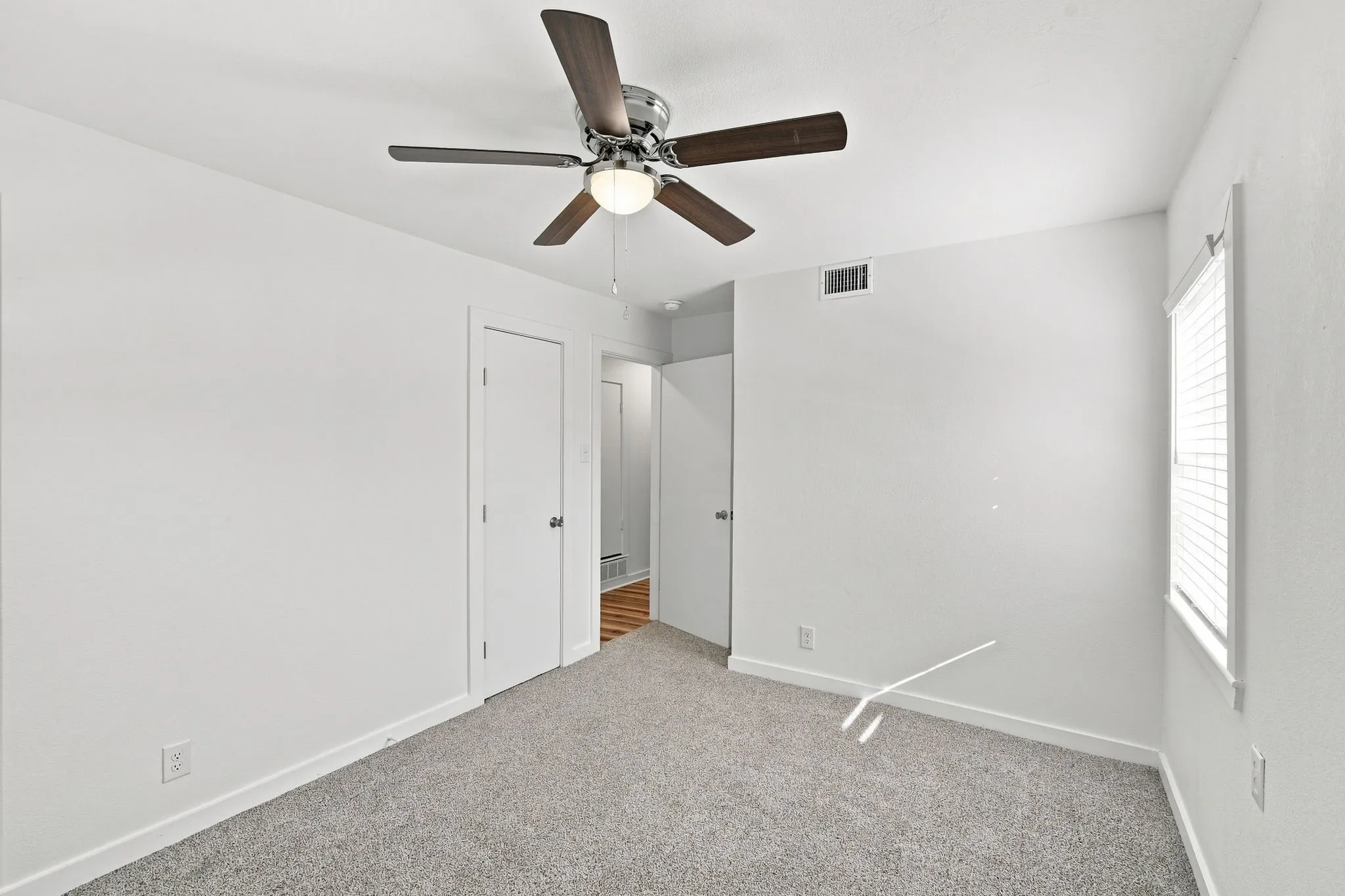 Single Family Residence For Sale in Ellis County , 703 Casa Linda Street, Ennis, Texas 75119, 3 Bedroom, 2 Bathroom, 1 Garage spaces, 1,152 Sqft, built in 1961, mls#21342696, Real Estate Agent in Ennis, Homes For Sale in Ellis county, Homes For Sale in Ennis, Realtor in Ennis Texas, Real Estate Brokerage Independent Realty Texas, Luminita Cordes Realtor