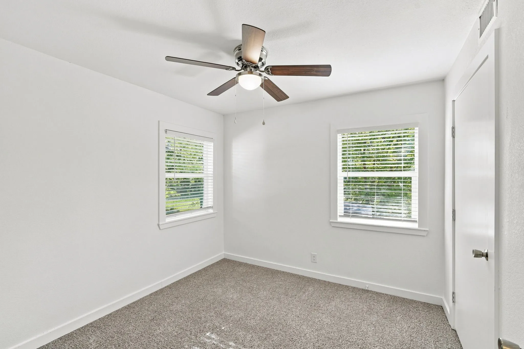 Single Family Residence For Sale in Ellis County , 703 Casa Linda Street, Ennis, Texas 75119, 3 Bedroom, 2 Bathroom, 1 Garage spaces, 1,152 Sqft, built in 1961, mls#21342696, Real Estate Agent in Ennis, Homes For Sale in Ellis county, Homes For Sale in Ennis, Realtor in Ennis Texas, Real Estate Brokerage Independent Realty Texas, Luminita Cordes Realtor