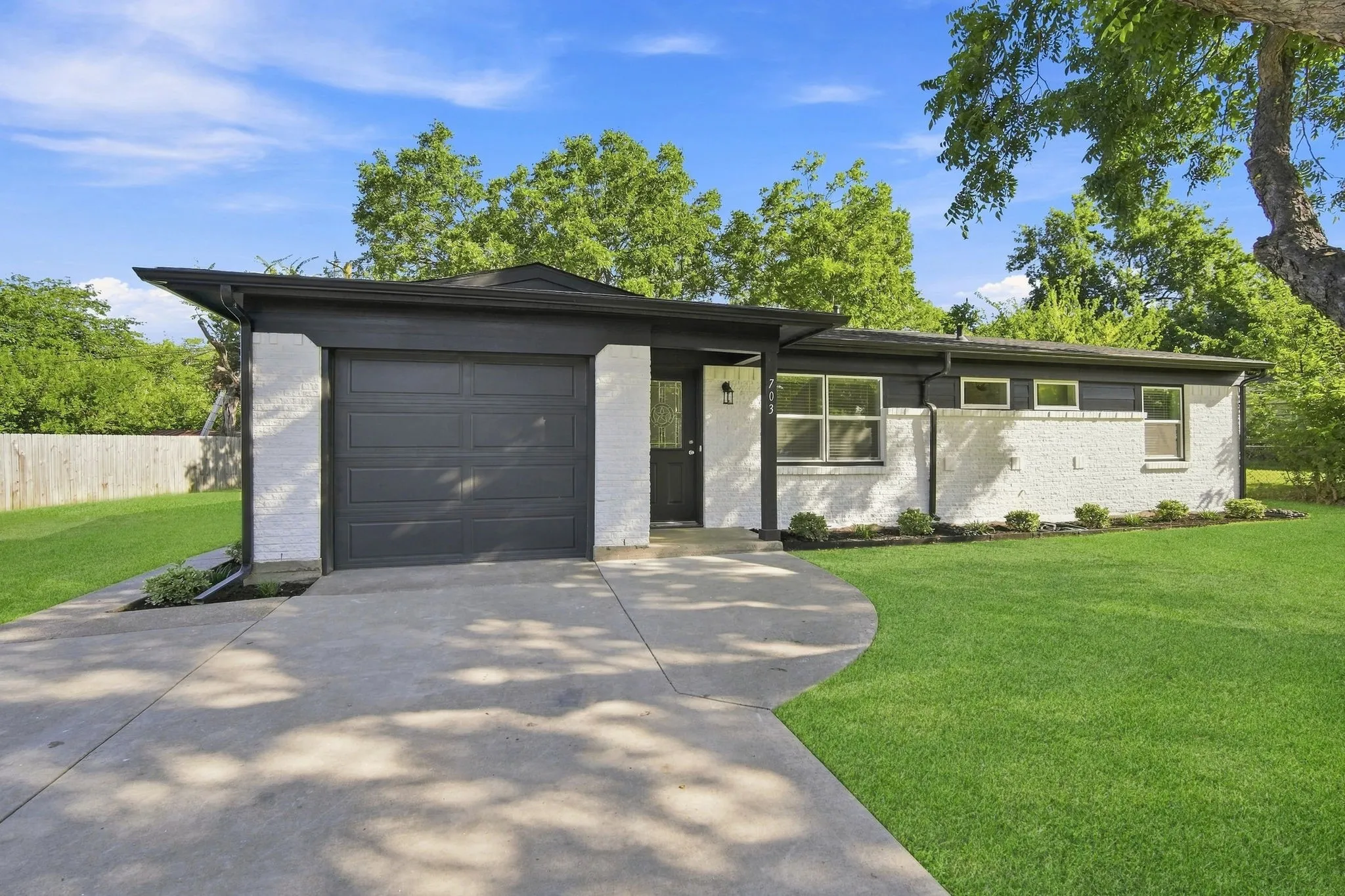 Single Family Residence For Sale in Ellis County , 703 Casa Linda Street, Ennis, Texas 75119, 3 Bedroom, 2 Bathroom, 1 Garage spaces, 1,152 Sqft, built in 1961, mls#21342696, Real Estate Agent in Ennis, Homes For Sale in Ellis county, Homes For Sale in Ennis, Realtor in Ennis Texas, Real Estate Brokerage Independent Realty Texas, Luminita Cordes Realtor