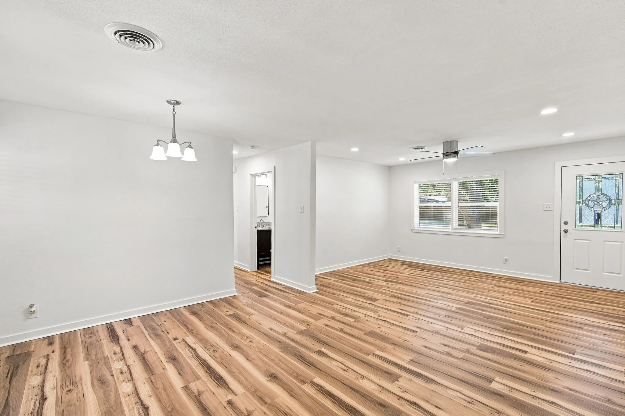 Single Family Residence For Sale in Ellis County , 703 Casa Linda Street, Ennis, Texas 75119, 3 Bedroom, 2 Bathroom, 1 Garage spaces, 1,152 Sqft, built in 1961, mls#21342696, Real Estate Agent in Ennis, Homes For Sale in Ellis county, Homes For Sale in Ennis, Realtor in Ennis Texas, Real Estate Brokerage Independent Realty Texas, Luminita Cordes Realtor