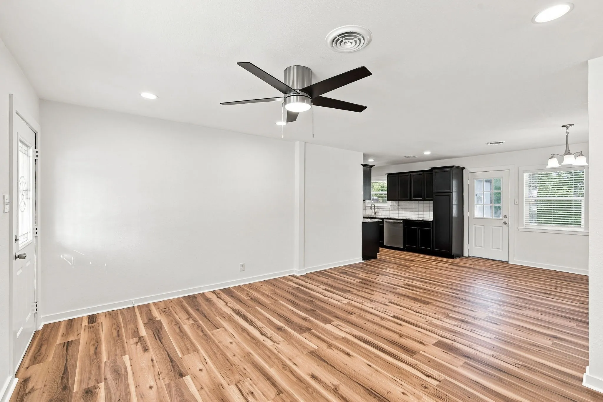 Single Family Residence For Sale in Ellis County , 703 Casa Linda Street, Ennis, Texas 75119, 3 Bedroom, 2 Bathroom, 1 Garage spaces, 1,152 Sqft, built in 1961, mls#21342696, Real Estate Agent in Ennis, Homes For Sale in Ellis county, Homes For Sale in Ennis, Realtor in Ennis Texas, Real Estate Brokerage Independent Realty Texas, Luminita Cordes Realtor