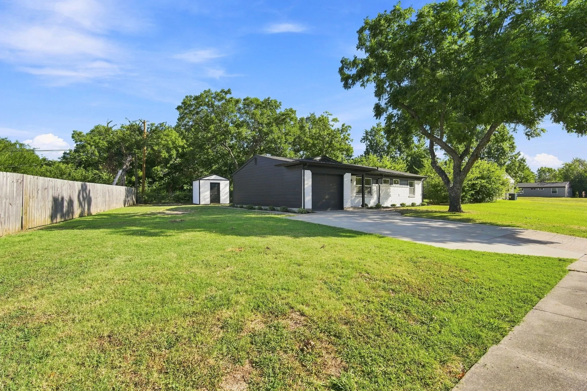 Single Family Residence For Sale in Ellis County , 703 Casa Linda Street, Ennis, Texas 75119, 3 Bedroom, 2 Bathroom, 1 Garage spaces, 1,152 Sqft, built in 1961, mls#21342696, Real Estate Agent in Ennis, Homes For Sale in Ellis county, Homes For Sale in Ennis, Realtor in Ennis Texas, Real Estate Brokerage Independent Realty Texas, Luminita Cordes Realtor