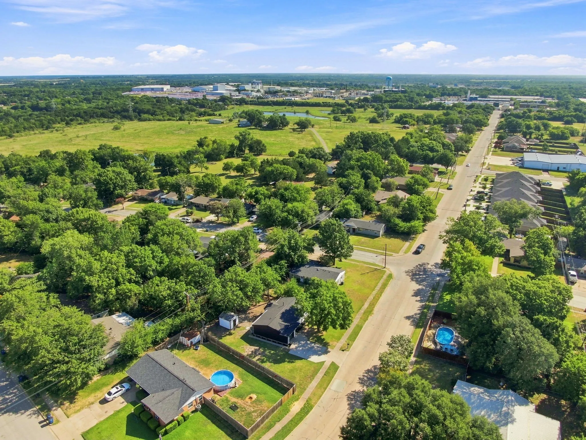 Single Family Residence For Sale in Ellis County , 703 Casa Linda Street, Ennis, Texas 75119, 3 Bedroom, 2 Bathroom, 1 Garage spaces, 1,152 Sqft, built in 1961, mls#21342696, Real Estate Agent in Ennis, Homes For Sale in Ellis county, Homes For Sale in Ennis, Realtor in Ennis Texas, Real Estate Brokerage Independent Realty Texas, Luminita Cordes Realtor
