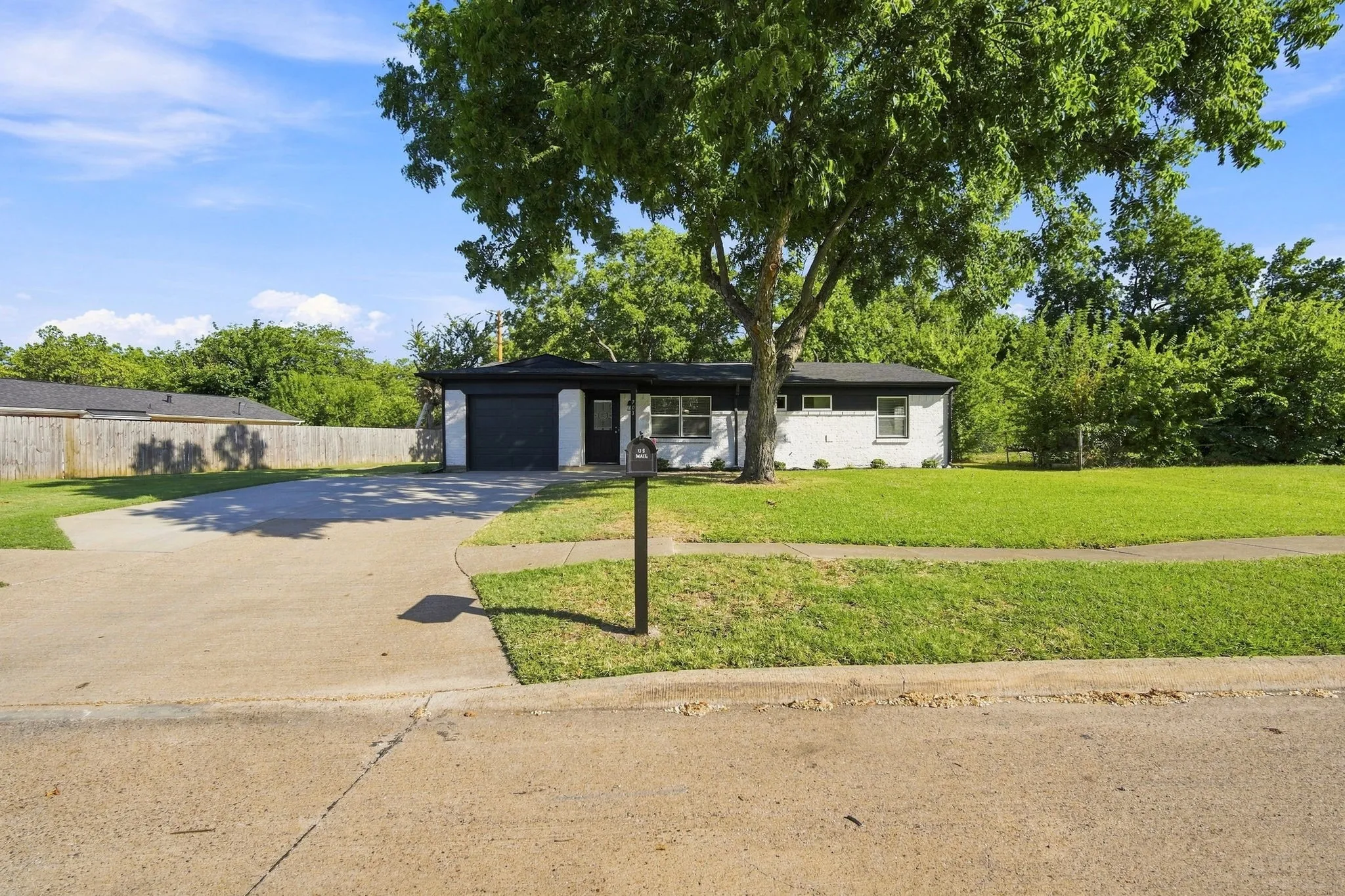 Single Family Residence For Sale in Ellis County , 703 Casa Linda Street, Ennis, Texas 75119, 3 Bedroom, 2 Bathroom, 1 Garage spaces, 1,152 Sqft, built in 1961, mls#21342696, Real Estate Agent in Ennis, Homes For Sale in Ellis county, Homes For Sale in Ennis, Realtor in Ennis Texas, Real Estate Brokerage Independent Realty Texas, Luminita Cordes Realtor