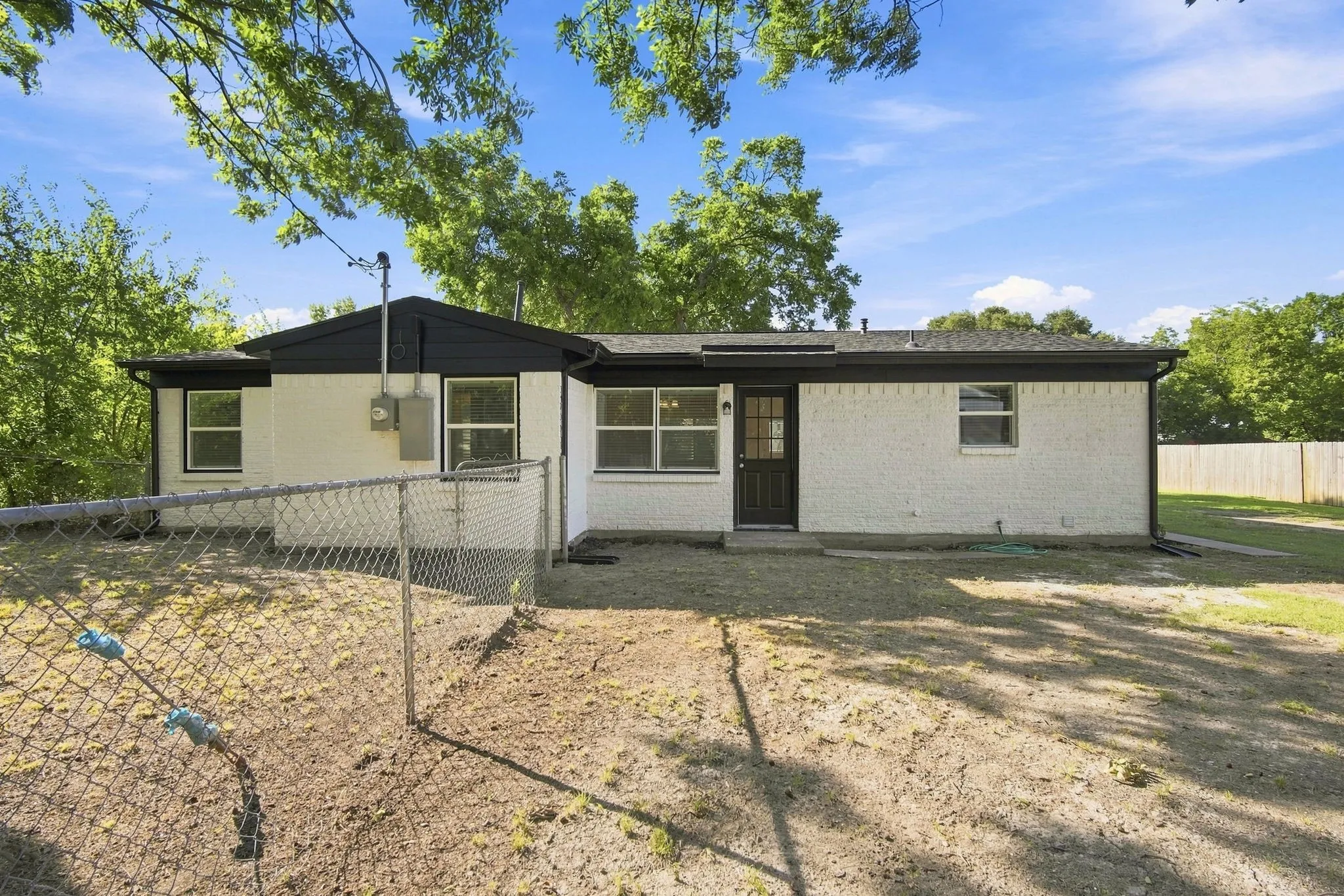 Single Family Residence For Sale in Ellis County , 703 Casa Linda Street, Ennis, Texas 75119, 3 Bedroom, 2 Bathroom, 1 Garage spaces, 1,152 Sqft, built in 1961, mls#21342696, Real Estate Agent in Ennis, Homes For Sale in Ellis county, Homes For Sale in Ennis, Realtor in Ennis Texas, Real Estate Brokerage Independent Realty Texas, Luminita Cordes Realtor