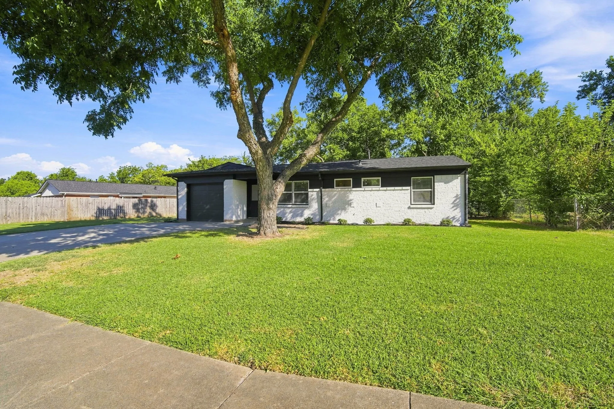 Single Family Residence For Sale in Ellis County , 703 Casa Linda Street, Ennis, Texas 75119, 3 Bedroom, 2 Bathroom, 1 Garage spaces, 1,152 Sqft, built in 1961, mls#21342696, Real Estate Agent in Ennis, Homes For Sale in Ellis county, Homes For Sale in Ennis, Realtor in Ennis Texas, Real Estate Brokerage Independent Realty Texas, Luminita Cordes Realtor
