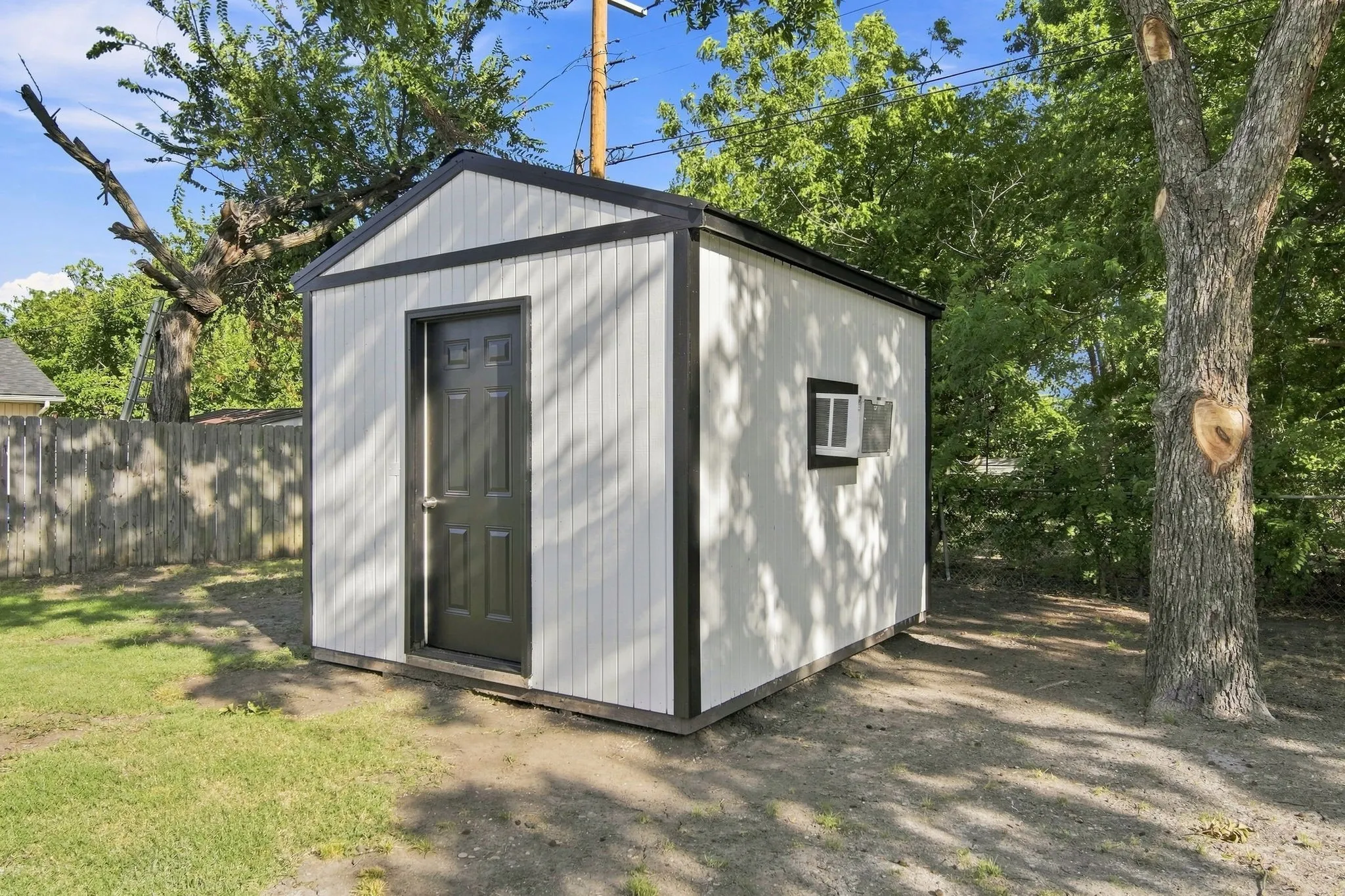 Single Family Residence For Sale in Ellis County , 703 Casa Linda Street, Ennis, Texas 75119, 3 Bedroom, 2 Bathroom, 1 Garage spaces, 1,152 Sqft, built in 1961, mls#21342696, Real Estate Agent in Ennis, Homes For Sale in Ellis county, Homes For Sale in Ennis, Realtor in Ennis Texas, Real Estate Brokerage Independent Realty Texas, Luminita Cordes Realtor