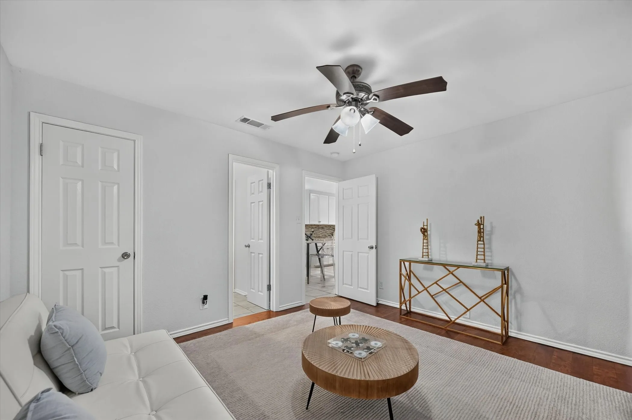 Single Family Residence For Sale in Dallas County , 5007 Blanchard Drive, Dallas, Texas 75227, 3 Bedroom, 3 Bathroom, 2 Garage spaces, 2,278 Sqft, built in 1968, mls#21344654, Real Estate Agent in Dallas, Homes For Sale in Dallas county, Homes For Sale in Dallas, Realtor in Dallas Texas, Real Estate Brokerage Independent Realty Texas, Luminita Cordes Realtor