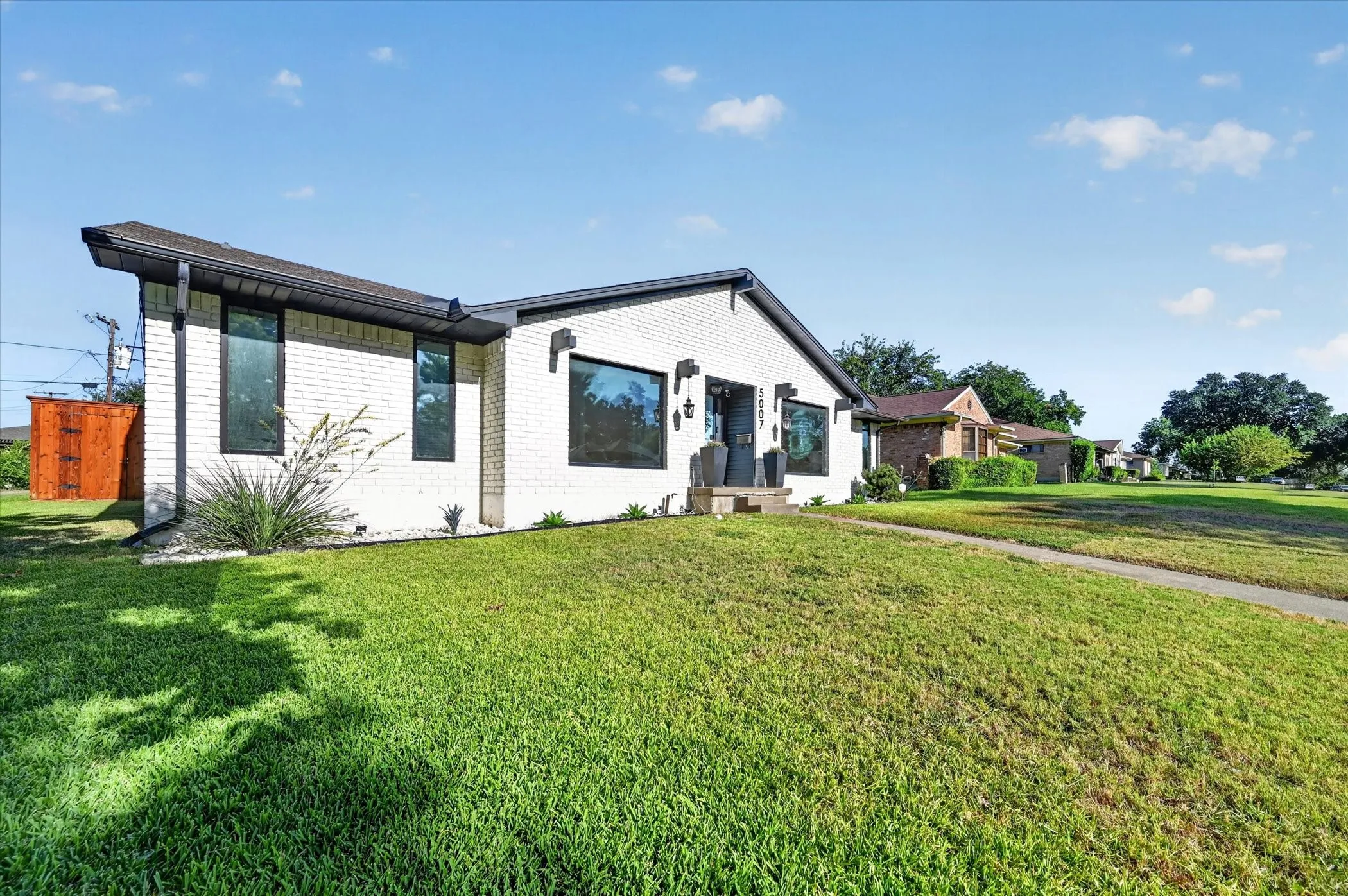Single Family Residence For Sale in Dallas County , 5007 Blanchard Drive, Dallas, Texas 75227, 3 Bedroom, 3 Bathroom, 2 Garage spaces, 2,278 Sqft, built in 1968, mls#21344654, Real Estate Agent in Dallas, Homes For Sale in Dallas county, Homes For Sale in Dallas, Realtor in Dallas Texas, Real Estate Brokerage Independent Realty Texas, Luminita Cordes Realtor