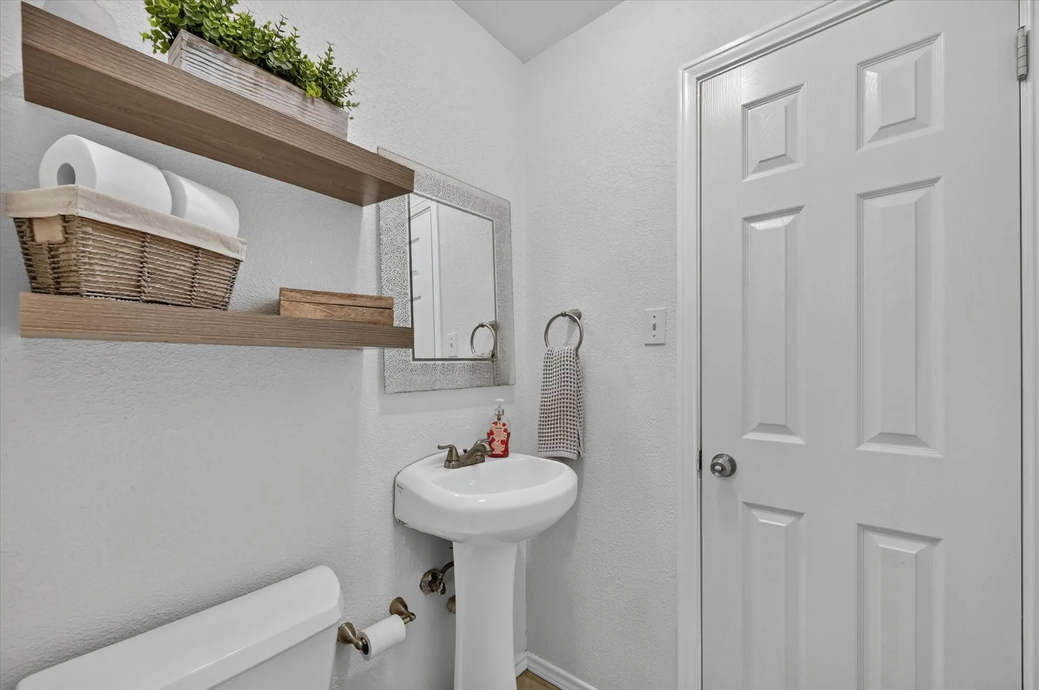 Single Family Residence For Sale in Dallas County , 5007 Blanchard Drive, Dallas, Texas 75227, 3 Bedroom, 3 Bathroom, 2 Garage spaces, 2,278 Sqft, built in 1968, mls#21344654, Real Estate Agent in Dallas, Homes For Sale in Dallas county, Homes For Sale in Dallas, Realtor in Dallas Texas, Real Estate Brokerage Independent Realty Texas, Luminita Cordes Realtor
