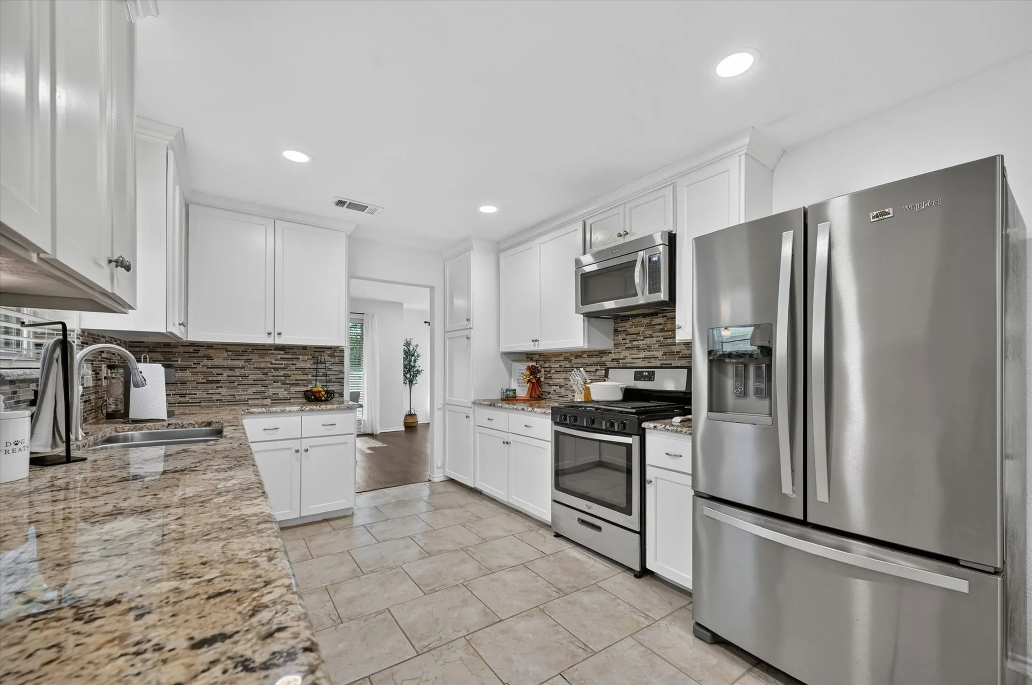 Single Family Residence For Sale in Dallas County , 5007 Blanchard Drive, Dallas, Texas 75227, 3 Bedroom, 3 Bathroom, 2 Garage spaces, 2,278 Sqft, built in 1968, mls#21344654, Real Estate Agent in Dallas, Homes For Sale in Dallas county, Homes For Sale in Dallas, Realtor in Dallas Texas, Real Estate Brokerage Independent Realty Texas, Luminita Cordes Realtor