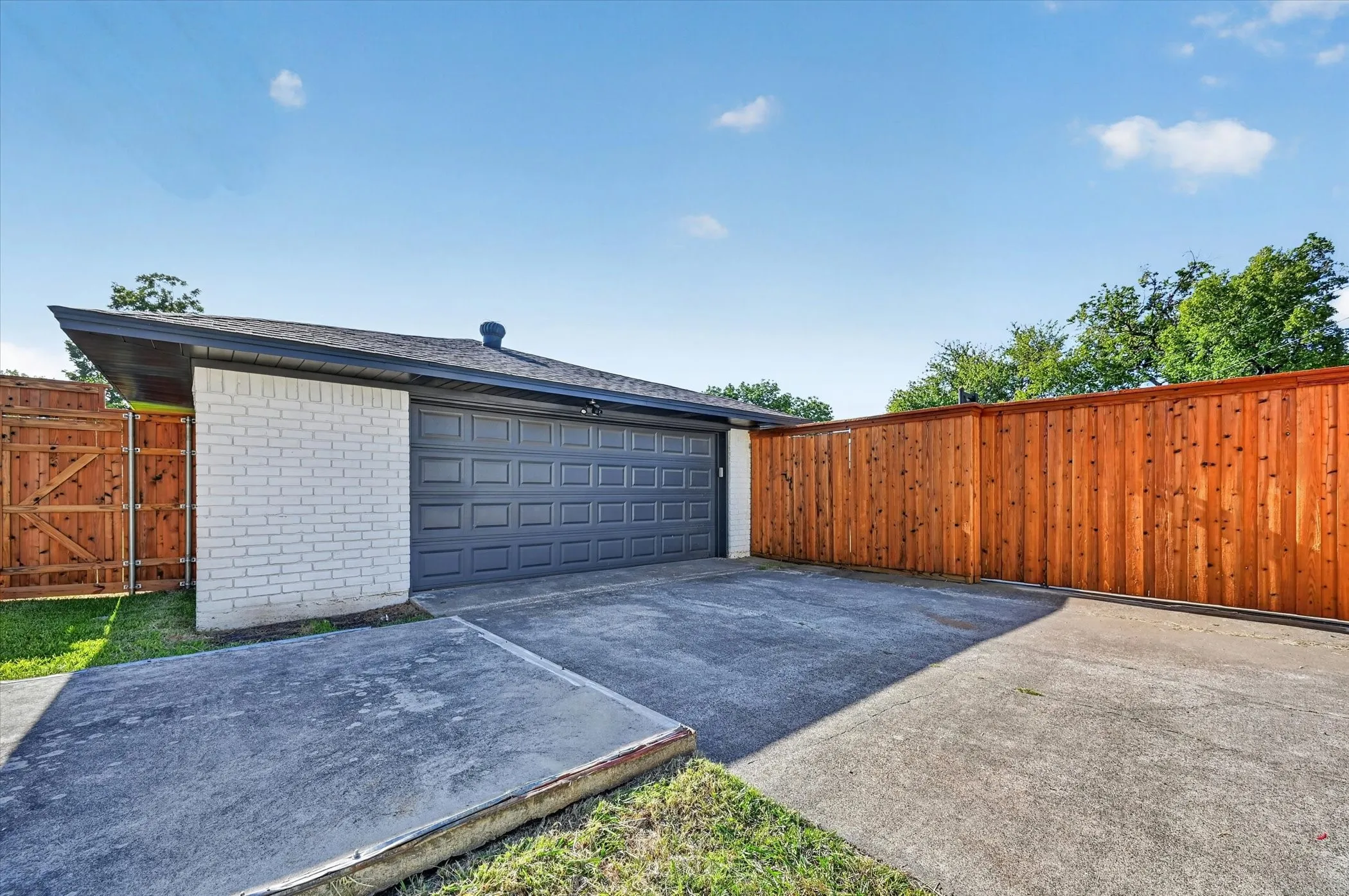 Single Family Residence For Sale in Dallas County , 5007 Blanchard Drive, Dallas, Texas 75227, 3 Bedroom, 3 Bathroom, 2 Garage spaces, 2,278 Sqft, built in 1968, mls#21344654, Real Estate Agent in Dallas, Homes For Sale in Dallas county, Homes For Sale in Dallas, Realtor in Dallas Texas, Real Estate Brokerage Independent Realty Texas, Luminita Cordes Realtor