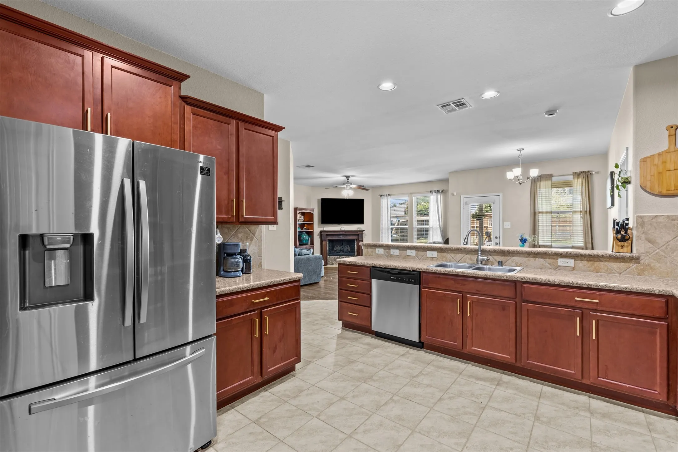Lots of storage and counter space in kitchen