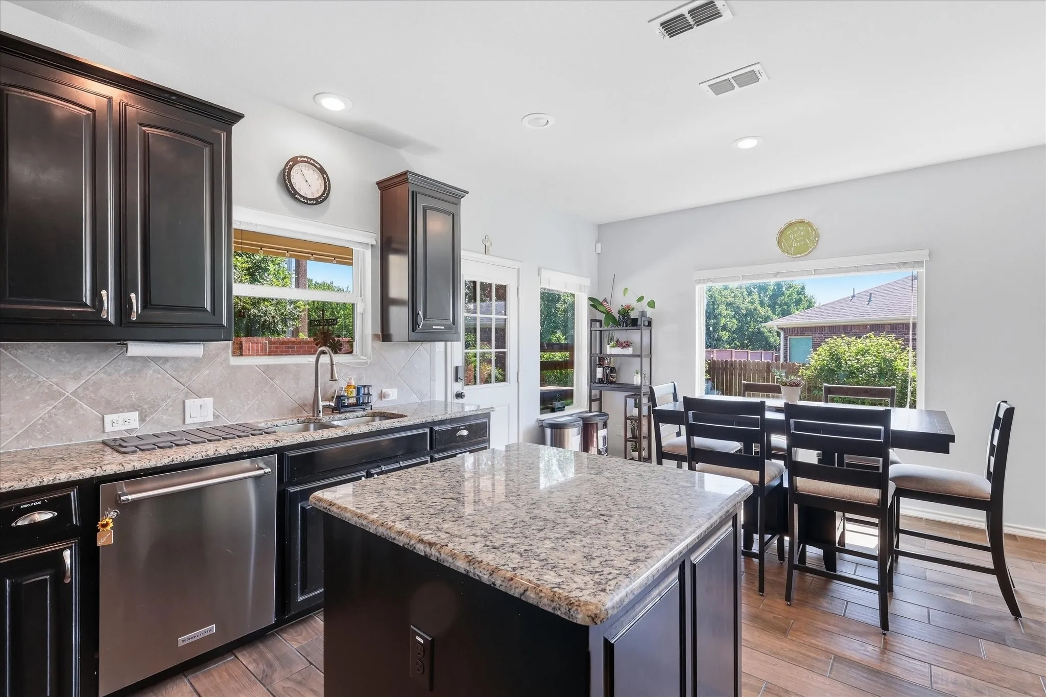 Kitchen & dining area