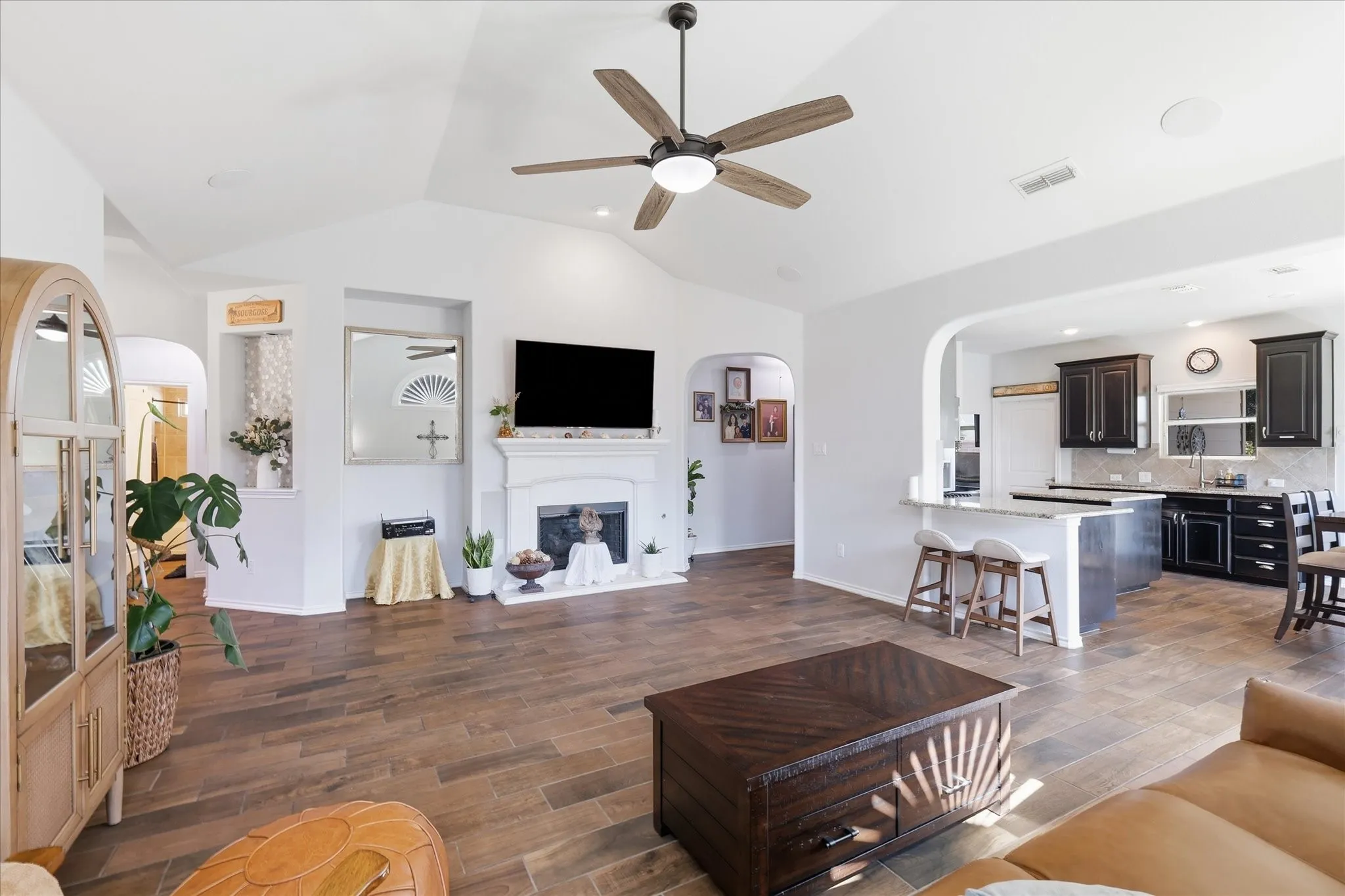 Single Family Residence For Sale in Denton County , 5901 Glenwood Drive, Denton, Texas 76208, 3 Bedroom, 2 Bathroom, 2 Garage spaces, 1,809 Sqft, built in 2016, mls#21342646, Real Estate Agent in Denton, Homes For Sale in Denton county, Homes For Sale in Denton, Realtor in Denton Texas, Real Estate Brokerage Independent Realty Texas, Luminita Cordes Realtor