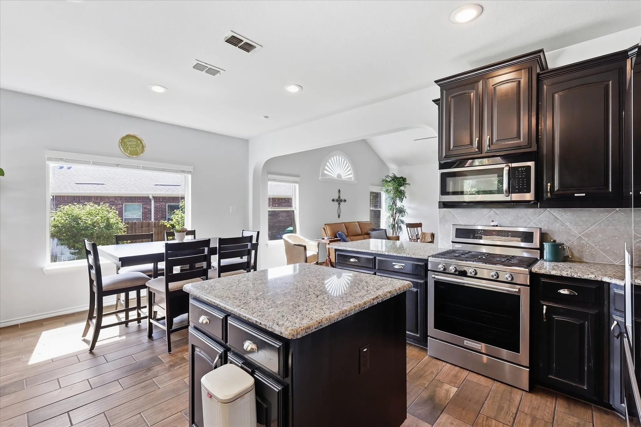 Kitchen & dining area