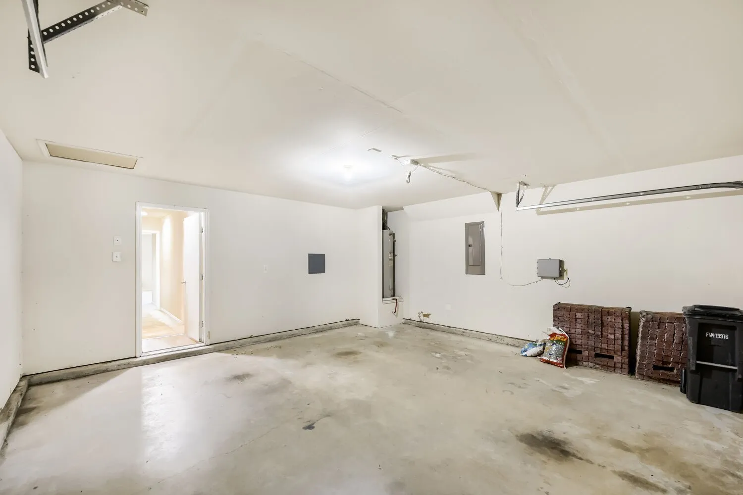 Single Family Residence For Sale in Denton County , 16909 Fenwick Court, Fort Worth, Texas 76247, 3 Bedroom, 2 Bathroom, 2 Garage spaces, 1,647 Sqft, built in 2007, mls#21342471, Real Estate Agent in Fort Worth, Homes For Sale in Denton county, Homes For Sale in Fort Worth, Realtor in Fort Worth Texas, Real Estate Brokerage Independent Realty Texas, Luminita Cordes Realtor