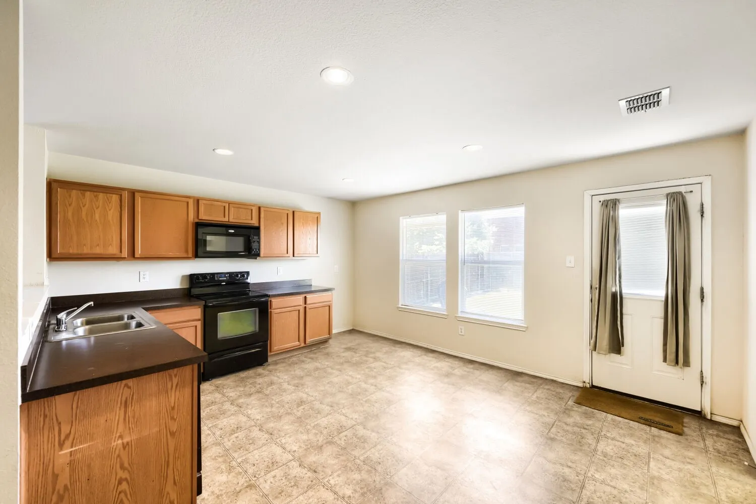 Single Family Residence For Sale in Denton County , 16909 Fenwick Court, Fort Worth, Texas 76247, 3 Bedroom, 2 Bathroom, 2 Garage spaces, 1,647 Sqft, built in 2007, mls#21342471, Real Estate Agent in Fort Worth, Homes For Sale in Denton county, Homes For Sale in Fort Worth, Realtor in Fort Worth Texas, Real Estate Brokerage Independent Realty Texas, Luminita Cordes Realtor