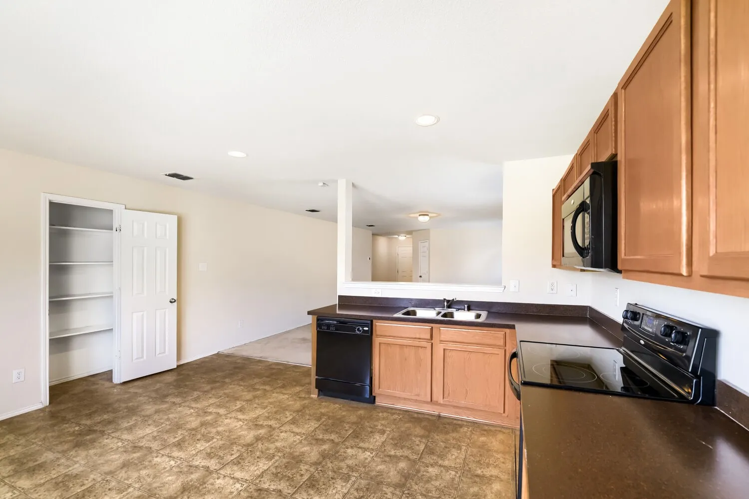 Single Family Residence For Sale in Denton County , 16909 Fenwick Court, Fort Worth, Texas 76247, 3 Bedroom, 2 Bathroom, 2 Garage spaces, 1,647 Sqft, built in 2007, mls#21342471, Real Estate Agent in Fort Worth, Homes For Sale in Denton county, Homes For Sale in Fort Worth, Realtor in Fort Worth Texas, Real Estate Brokerage Independent Realty Texas, Luminita Cordes Realtor
