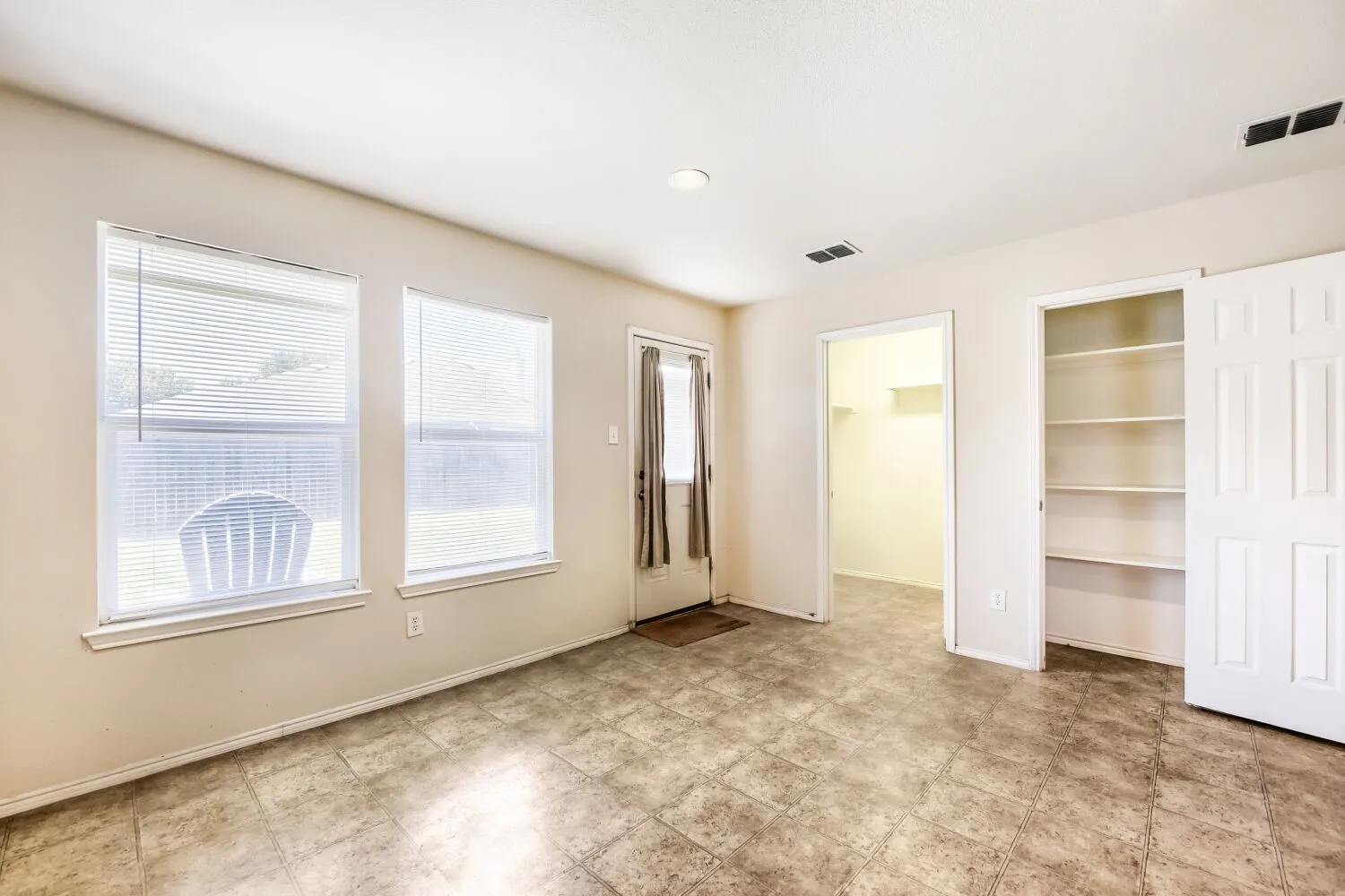 Single Family Residence For Sale in Denton County , 16909 Fenwick Court, Fort Worth, Texas 76247, 3 Bedroom, 2 Bathroom, 2 Garage spaces, 1,647 Sqft, built in 2007, mls#21342471, Real Estate Agent in Fort Worth, Homes For Sale in Denton county, Homes For Sale in Fort Worth, Realtor in Fort Worth Texas, Real Estate Brokerage Independent Realty Texas, Luminita Cordes Realtor