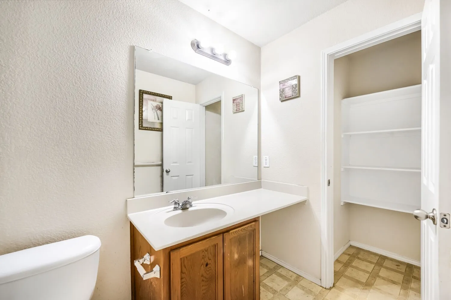 Single Family Residence For Sale in Denton County , 16909 Fenwick Court, Fort Worth, Texas 76247, 3 Bedroom, 2 Bathroom, 2 Garage spaces, 1,647 Sqft, built in 2007, mls#21342471, Real Estate Agent in Fort Worth, Homes For Sale in Denton county, Homes For Sale in Fort Worth, Realtor in Fort Worth Texas, Real Estate Brokerage Independent Realty Texas, Luminita Cordes Realtor