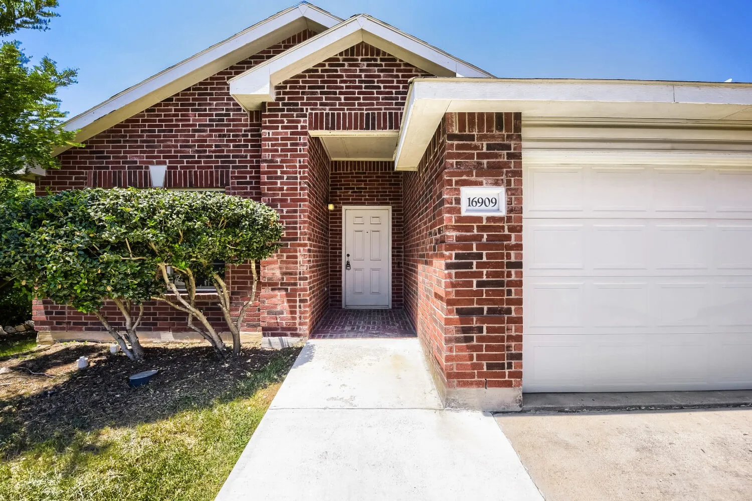 Single Family Residence For Sale in Denton County , 16909 Fenwick Court, Fort Worth, Texas 76247, 3 Bedroom, 2 Bathroom, 2 Garage spaces, 1,647 Sqft, built in 2007, mls#21342471, Real Estate Agent in Fort Worth, Homes For Sale in Denton county, Homes For Sale in Fort Worth, Realtor in Fort Worth Texas, Real Estate Brokerage Independent Realty Texas, Luminita Cordes Realtor