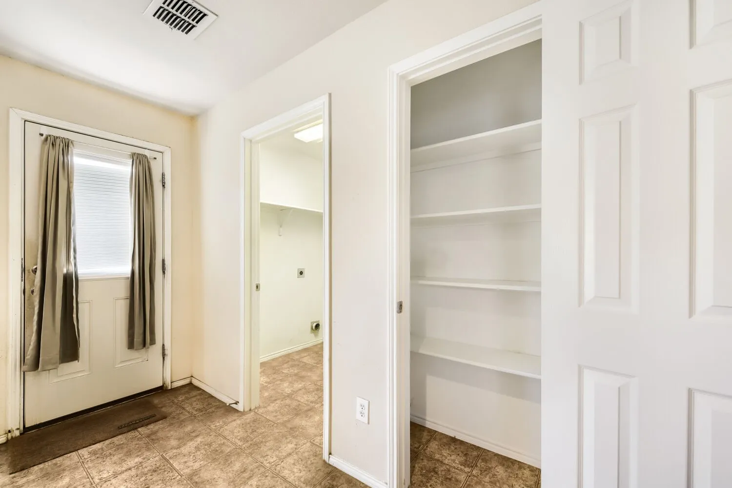 Single Family Residence For Sale in Denton County , 16909 Fenwick Court, Fort Worth, Texas 76247, 3 Bedroom, 2 Bathroom, 2 Garage spaces, 1,647 Sqft, built in 2007, mls#21342471, Real Estate Agent in Fort Worth, Homes For Sale in Denton county, Homes For Sale in Fort Worth, Realtor in Fort Worth Texas, Real Estate Brokerage Independent Realty Texas, Luminita Cordes Realtor