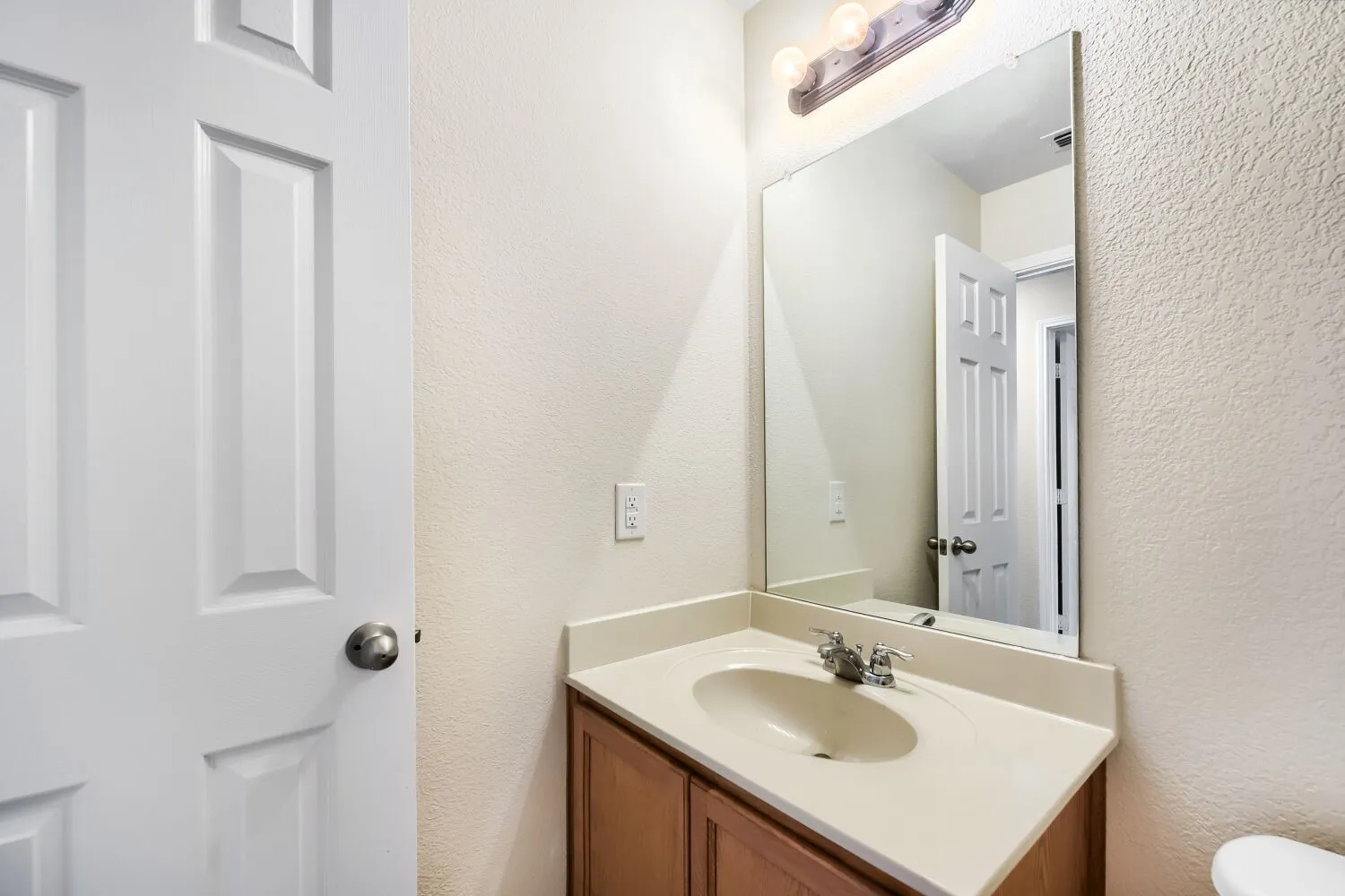 Single Family Residence For Sale in Denton County , 16909 Fenwick Court, Fort Worth, Texas 76247, 3 Bedroom, 2 Bathroom, 2 Garage spaces, 1,647 Sqft, built in 2007, mls#21342471, Real Estate Agent in Fort Worth, Homes For Sale in Denton county, Homes For Sale in Fort Worth, Realtor in Fort Worth Texas, Real Estate Brokerage Independent Realty Texas, Luminita Cordes Realtor