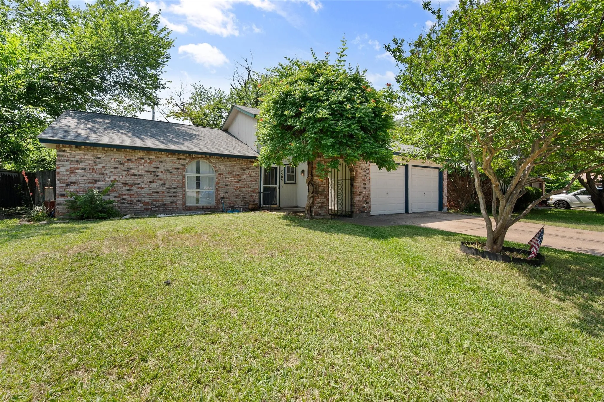 Single Family Residence For Sale in Tarrant County , 2508 Mardell Drive, Arlington, Texas 76016, 3 Bedroom, 2 Bathroom, 2 Garage spaces, 2,020 Sqft, built in 1976, mls#21345448, Real Estate Agent in Arlington, Homes For Sale in Tarrant county, Homes For Sale in Arlington, Realtor in Arlington Texas, Real Estate Brokerage Independent Realty Texas, Luminita Cordes Realtor