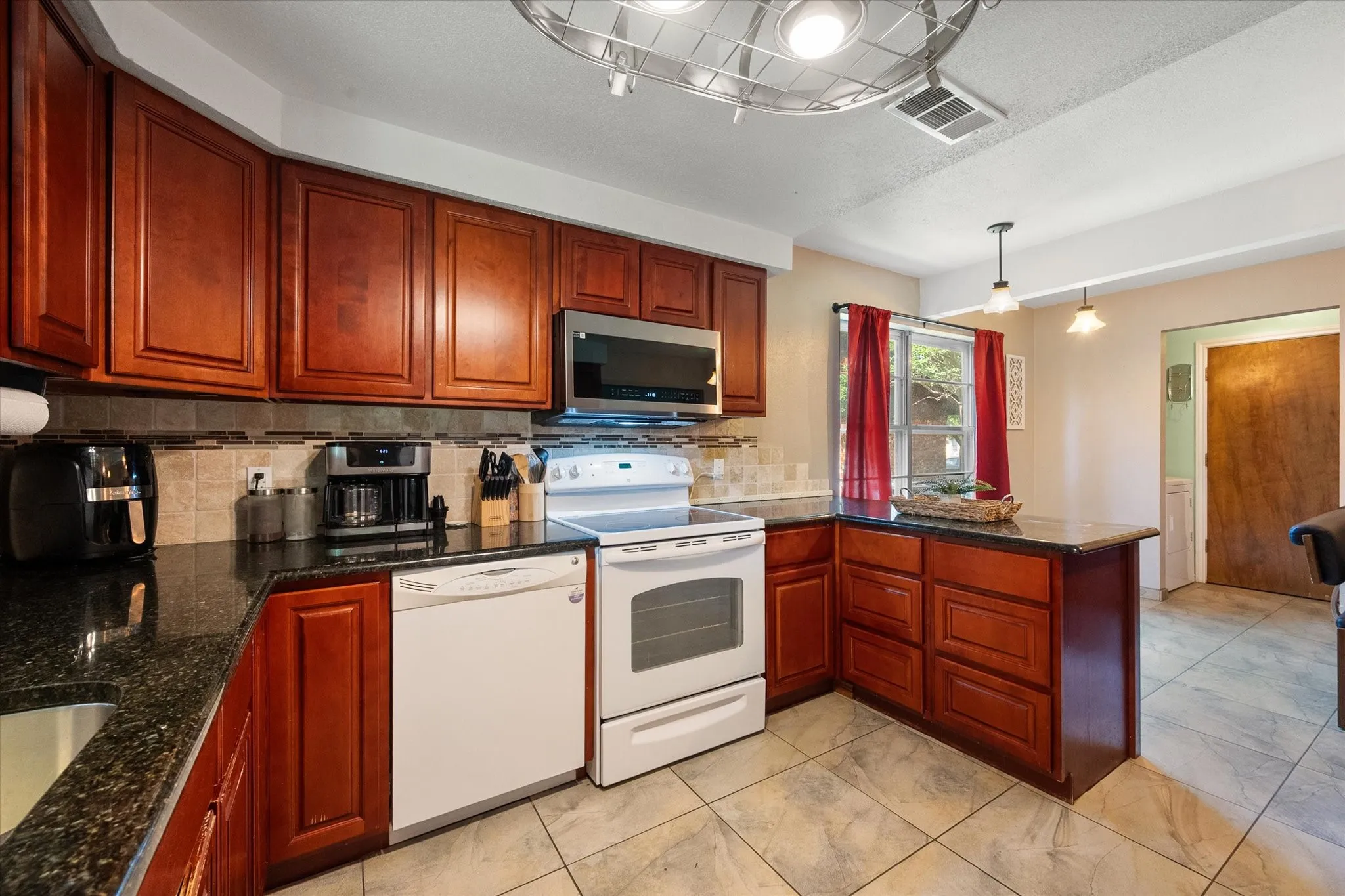 Single Family Residence For Sale in Tarrant County , 2508 Mardell Drive, Arlington, Texas 76016, 3 Bedroom, 2 Bathroom, 2 Garage spaces, 2,020 Sqft, built in 1976, mls#21345448, Real Estate Agent in Arlington, Homes For Sale in Tarrant county, Homes For Sale in Arlington, Realtor in Arlington Texas, Real Estate Brokerage Independent Realty Texas, Luminita Cordes Realtor