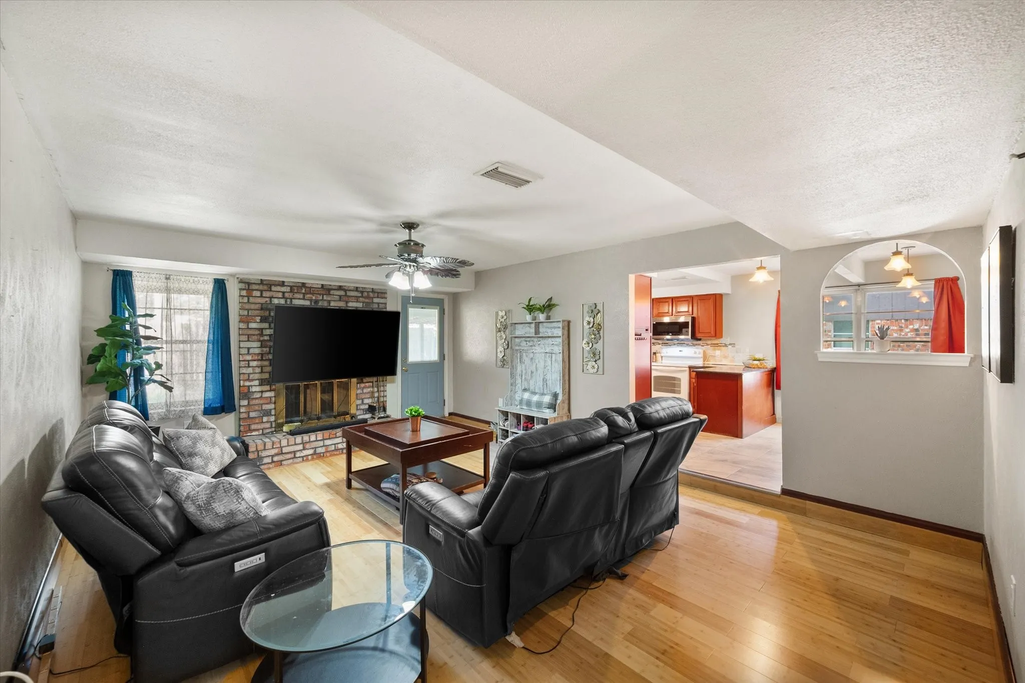 Single Family Residence For Sale in Tarrant County , 2508 Mardell Drive, Arlington, Texas 76016, 3 Bedroom, 2 Bathroom, 2 Garage spaces, 2,020 Sqft, built in 1976, mls#21345448, Real Estate Agent in Arlington, Homes For Sale in Tarrant county, Homes For Sale in Arlington, Realtor in Arlington Texas, Real Estate Brokerage Independent Realty Texas, Luminita Cordes Realtor