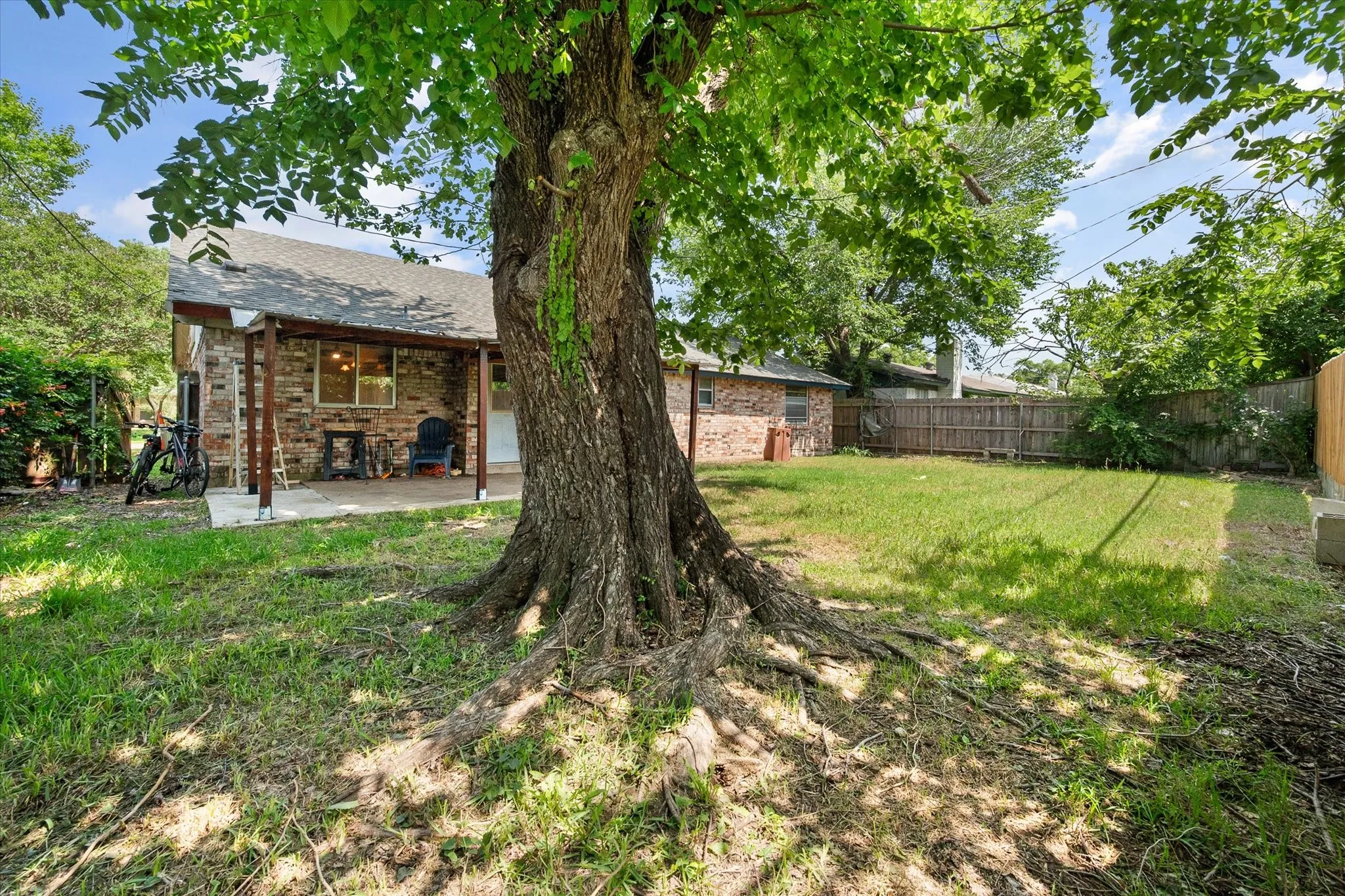 Single Family Residence For Sale in Tarrant County , 2508 Mardell Drive, Arlington, Texas 76016, 3 Bedroom, 2 Bathroom, 2 Garage spaces, 2,020 Sqft, built in 1976, mls#21345448, Real Estate Agent in Arlington, Homes For Sale in Tarrant county, Homes For Sale in Arlington, Realtor in Arlington Texas, Real Estate Brokerage Independent Realty Texas, Luminita Cordes Realtor