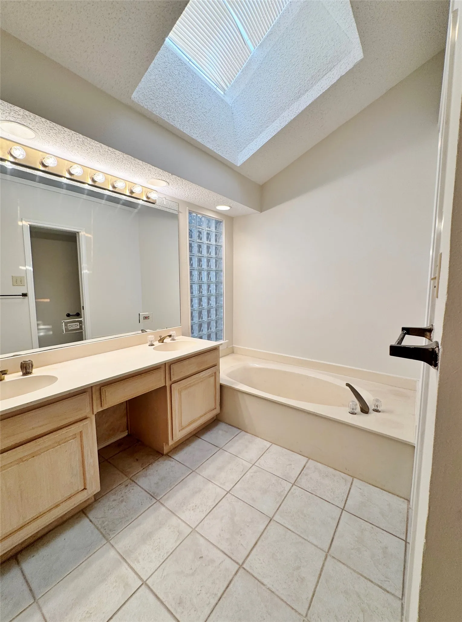 Condominium For Rent in Collin County , 4050 Frankford Road 102, Dallas, Texas 75287, 2 Bedroom, 3 Bathroom, 2 Garage spaces, 1,425 Sqft, built in 1982, mls#21345484, Real Estate Agent in Dallas, Homes For Rent in Collin county, Homes For Rent in Dallas, Realtor in Dallas Texas, Real Estate Brokerage Independent Realty Texas, Luminita Cordes Realtor