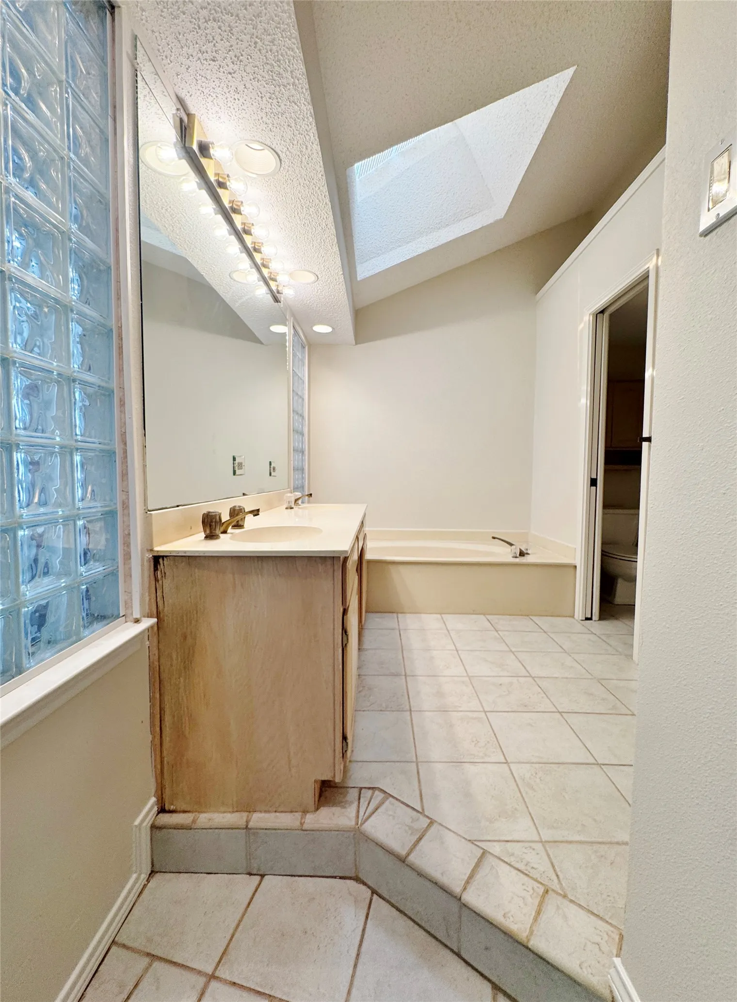 Condominium For Rent in Collin County , 4050 Frankford Road 102, Dallas, Texas 75287, 2 Bedroom, 3 Bathroom, 2 Garage spaces, 1,425 Sqft, built in 1982, mls#21345484, Real Estate Agent in Dallas, Homes For Rent in Collin county, Homes For Rent in Dallas, Realtor in Dallas Texas, Real Estate Brokerage Independent Realty Texas, Luminita Cordes Realtor